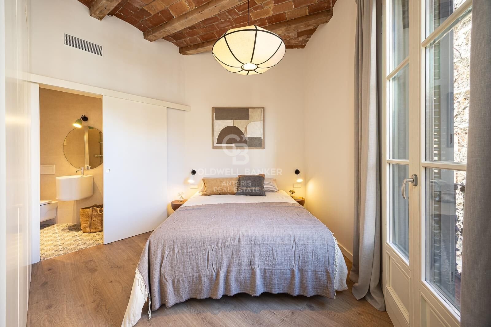 Bright exterior apartment in a classic building on Aribau Street