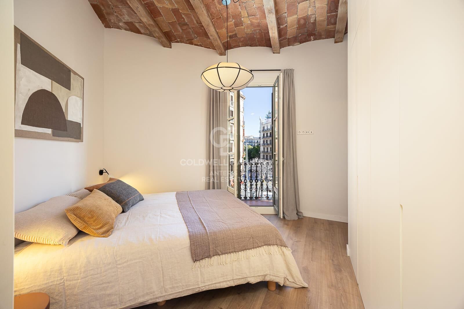 Bright exterior apartment in a classic building on Aribau Street