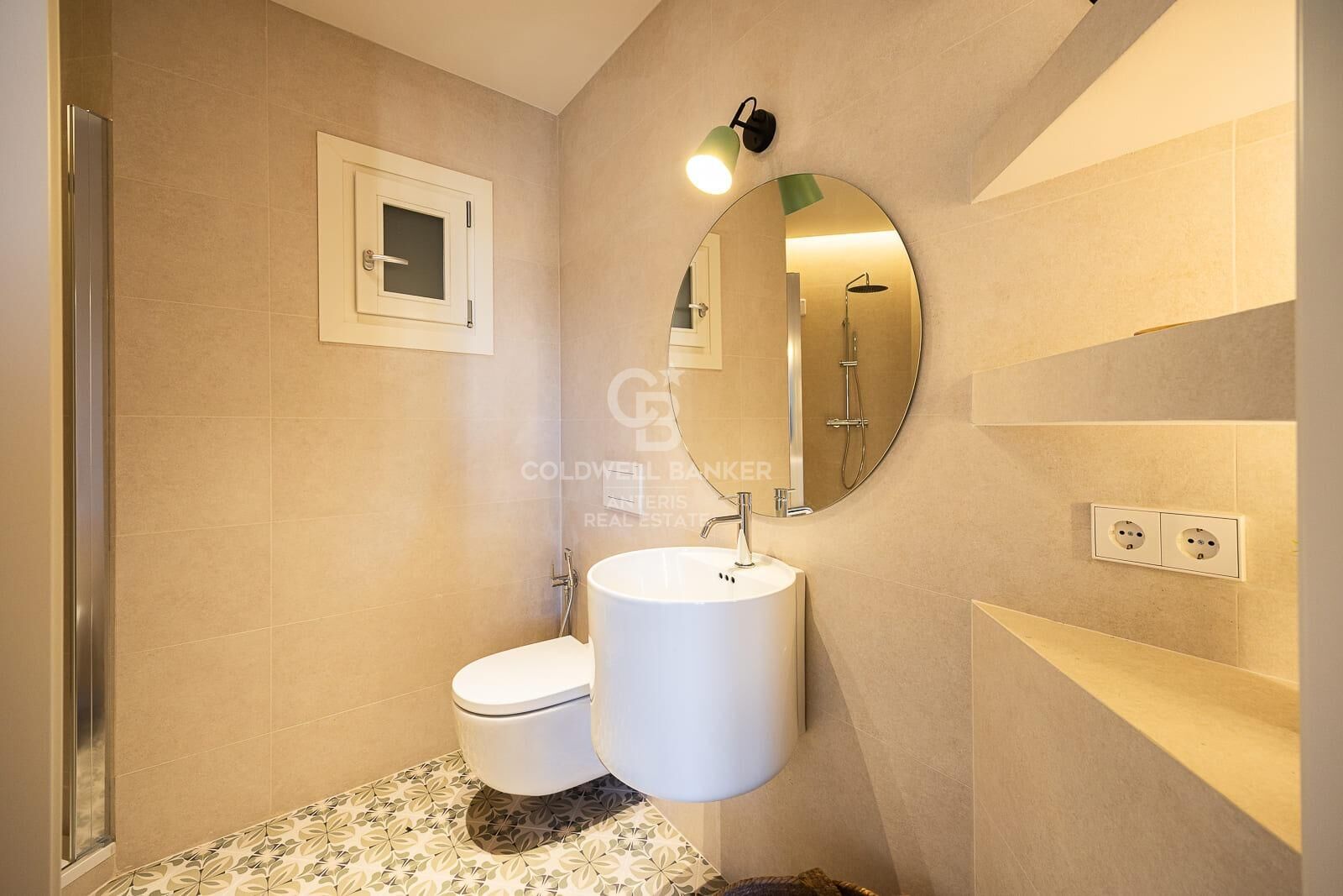 Bright exterior apartment in a classic building on Aribau Street