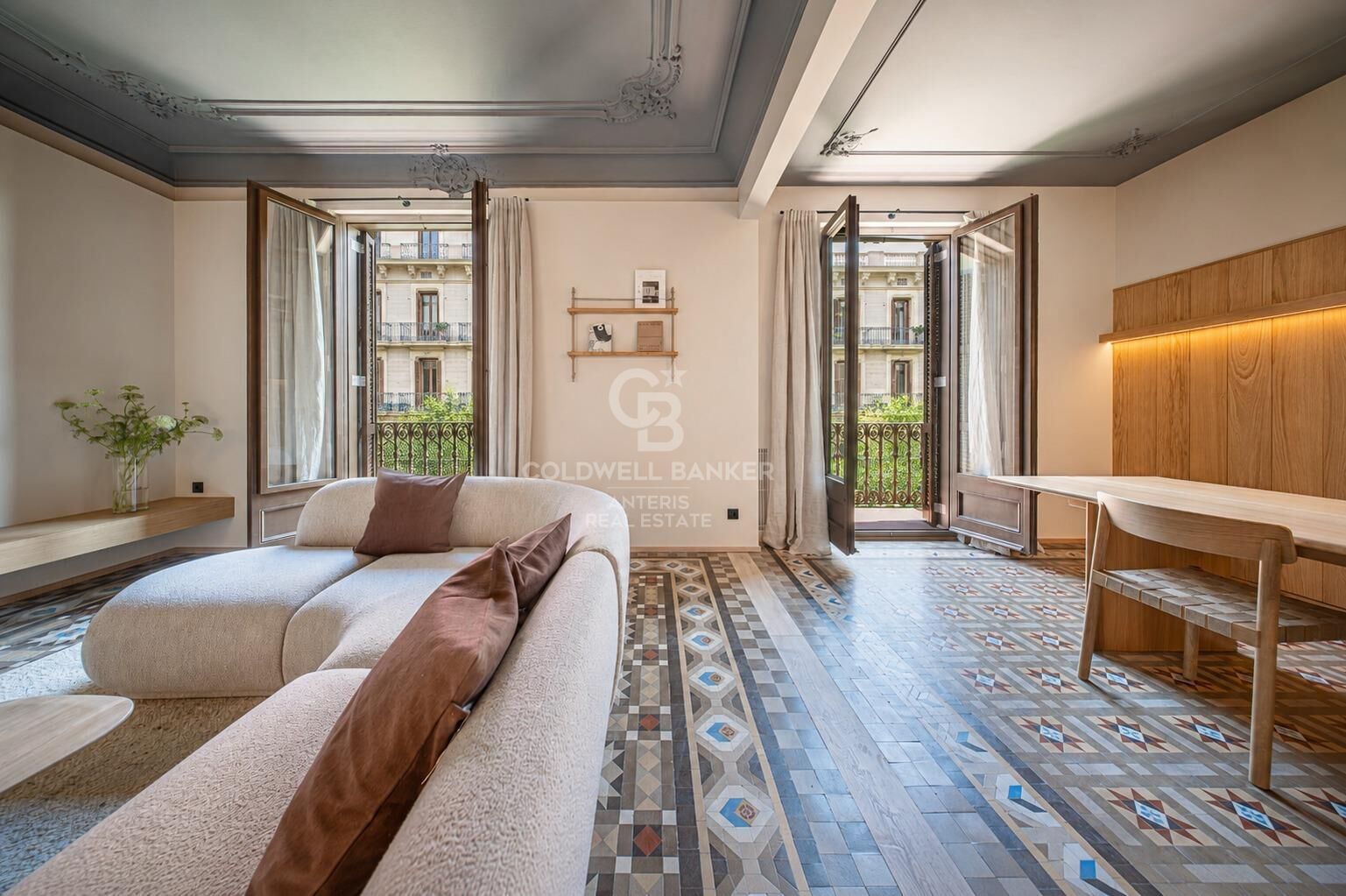 Nowo wyremontowany apartament na sprzedaż położony w Quadrat d’Or z charakterystycznymi balkonami dzielnicy Eixample