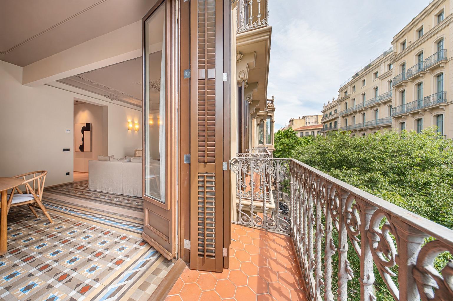Piso en venta reformado a estrenar ubicado en el Quadrat d’Or con balcones y una pequeña terraza