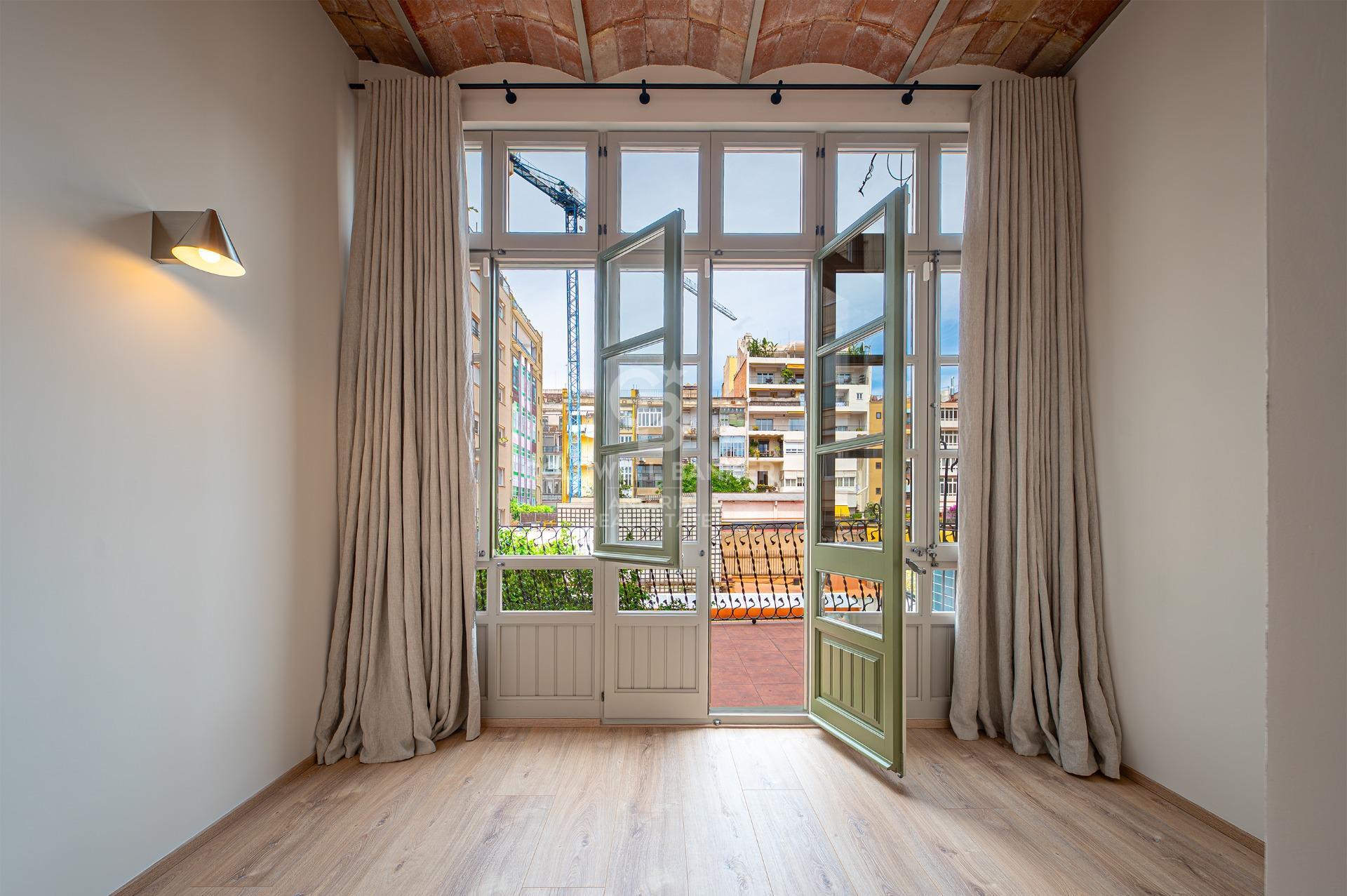 Piso en venta reformado a estrenar ubicado en el Quadrat d’Or con balcones y una pequeña terraza