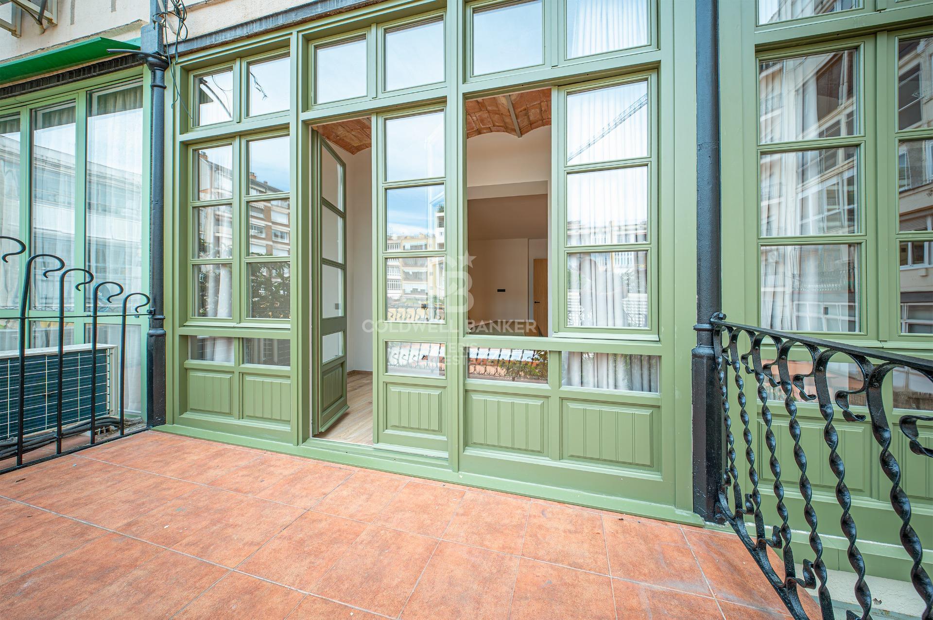 Piso en venta reformado a estrenar ubicado en el Quadrat d’Or con balcones y una pequeña terraza
