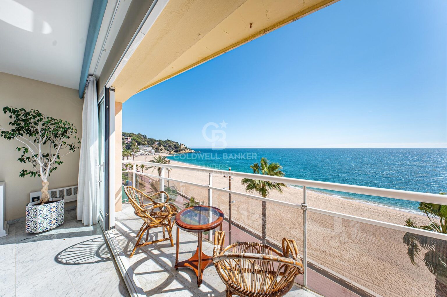 Apartament przy plaży z tarasem i otwartym widokiem na morze w Lloret de Mar, z możliwością zakupu miejsca parkingowego.