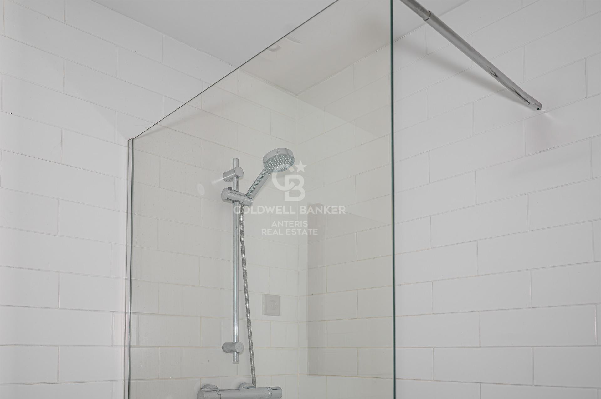 Apartment for sale in Vila de Gràcia located in a building constructed in 2018. The price includes a parking space in the same building