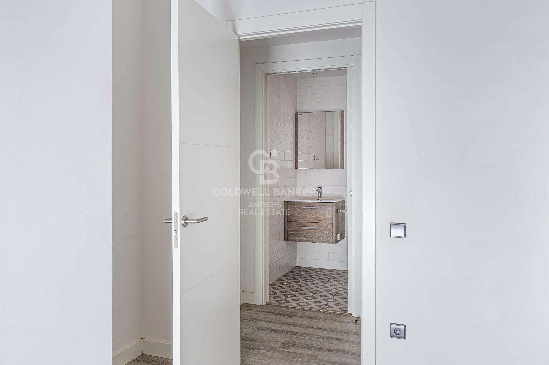 Apartment for sale in Vila de Gràcia located in a building constructed in 2018. The price includes a parking space in the same building