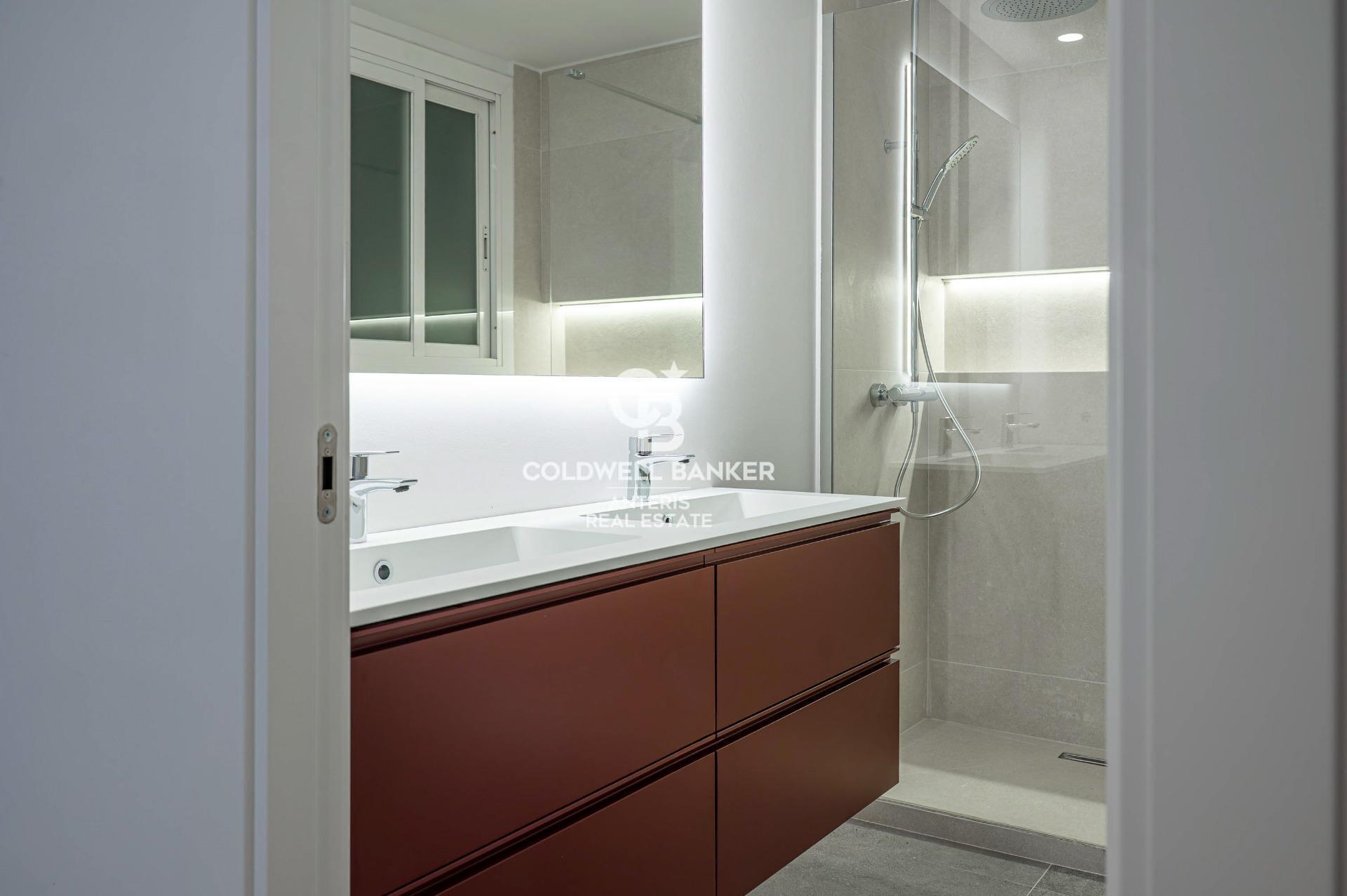Bright renovated apartment with luxury finishes