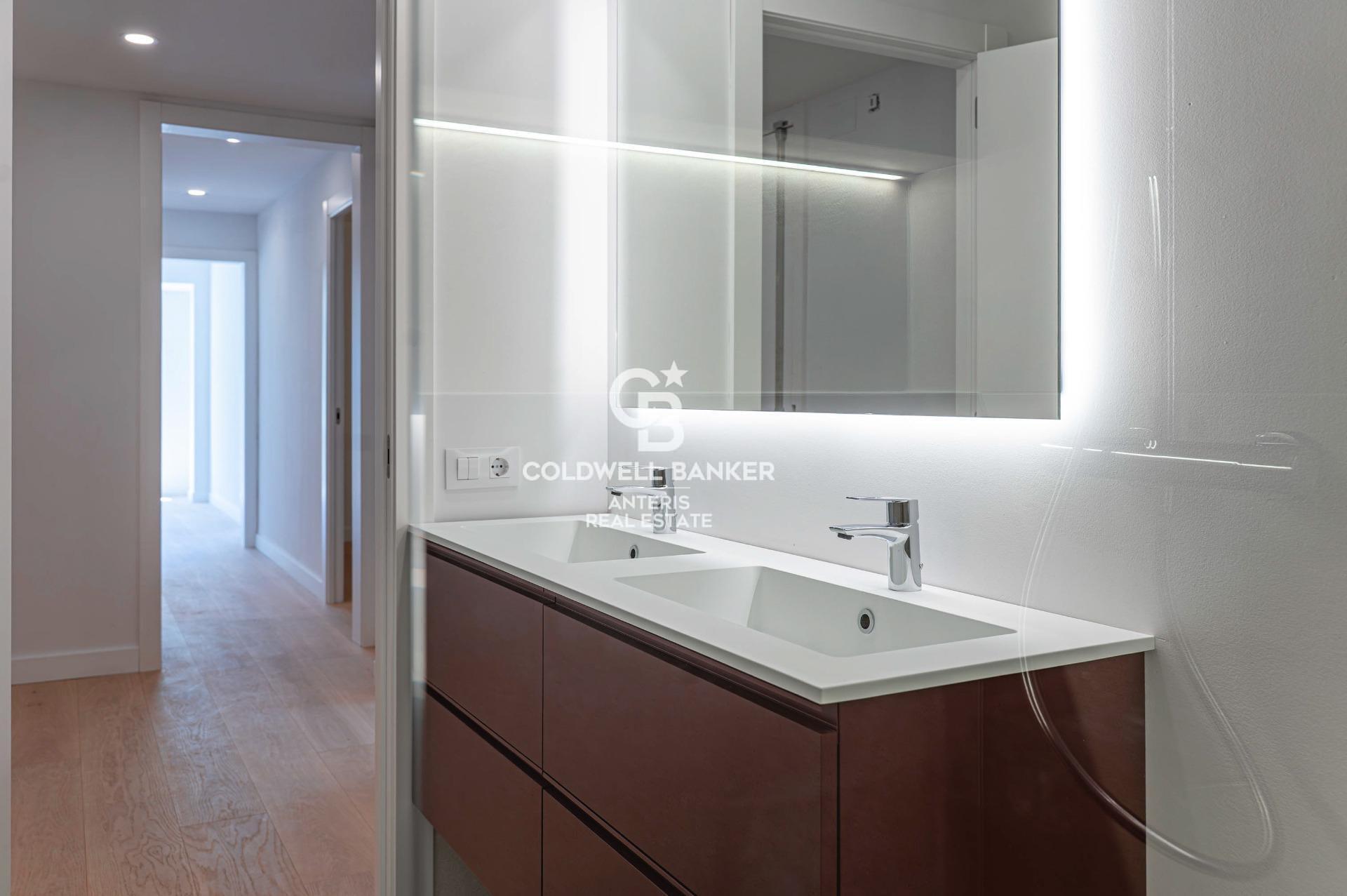 Bright renovated apartment with luxury finishes