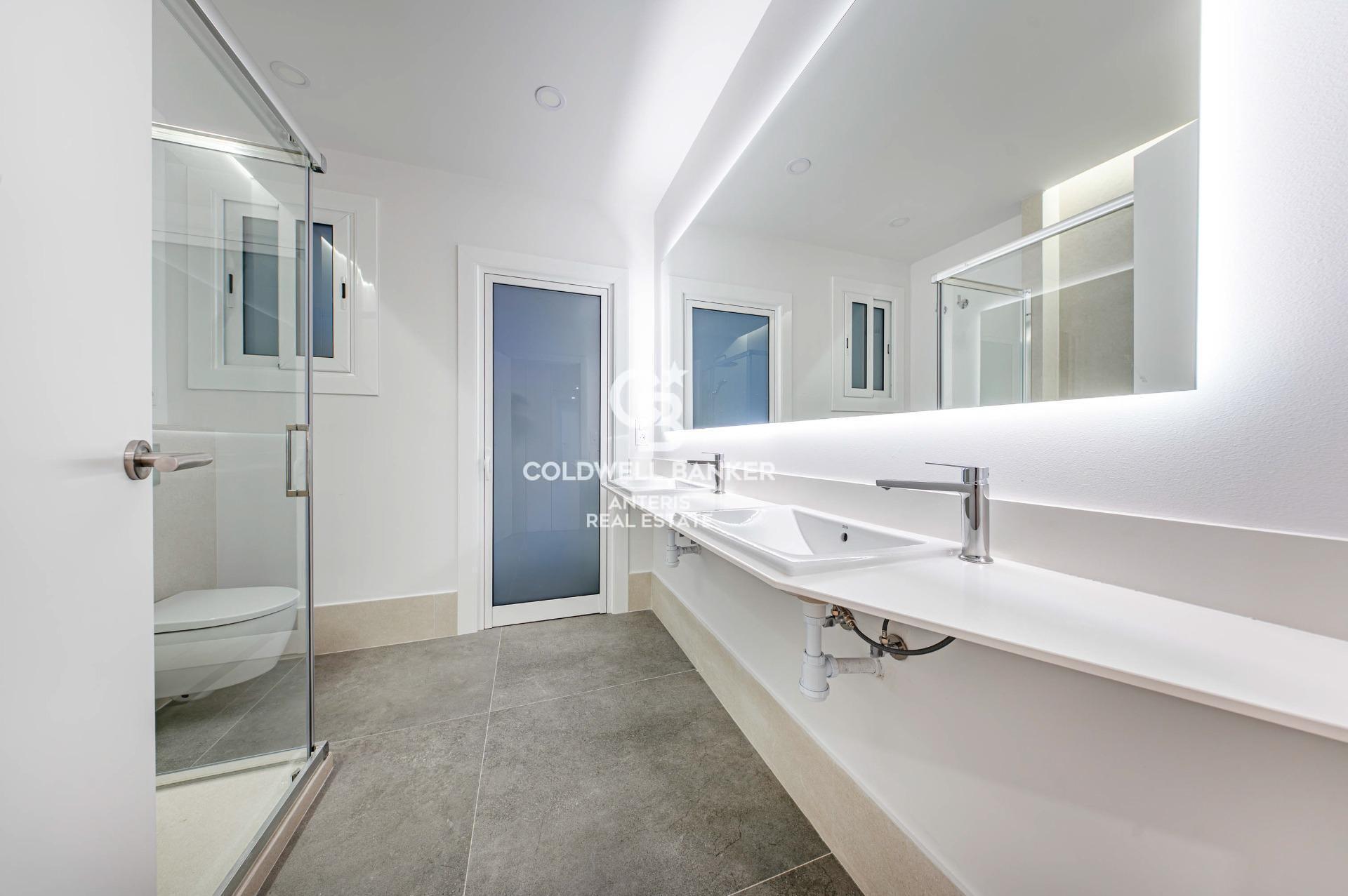 Bright renovated apartment with luxury finishes