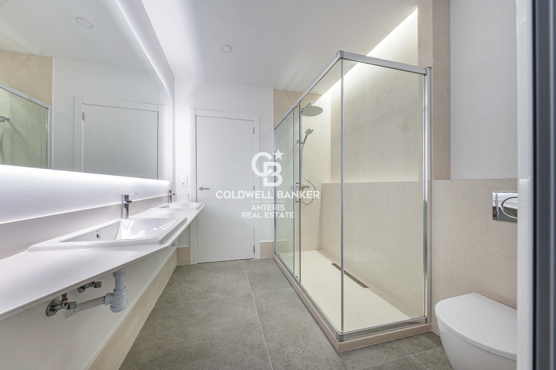 Bright renovated apartment with luxury finishes