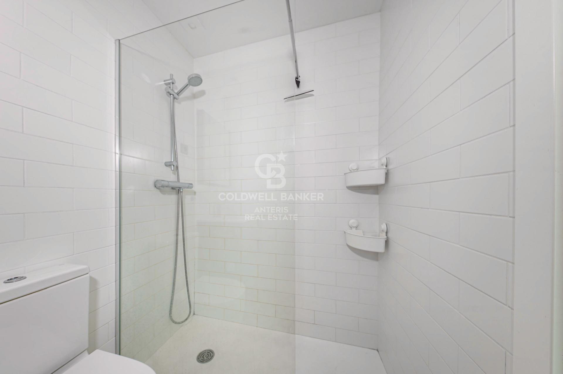 Apartment for sale in Vila de Gràcia located in a building constructed in 2018.
