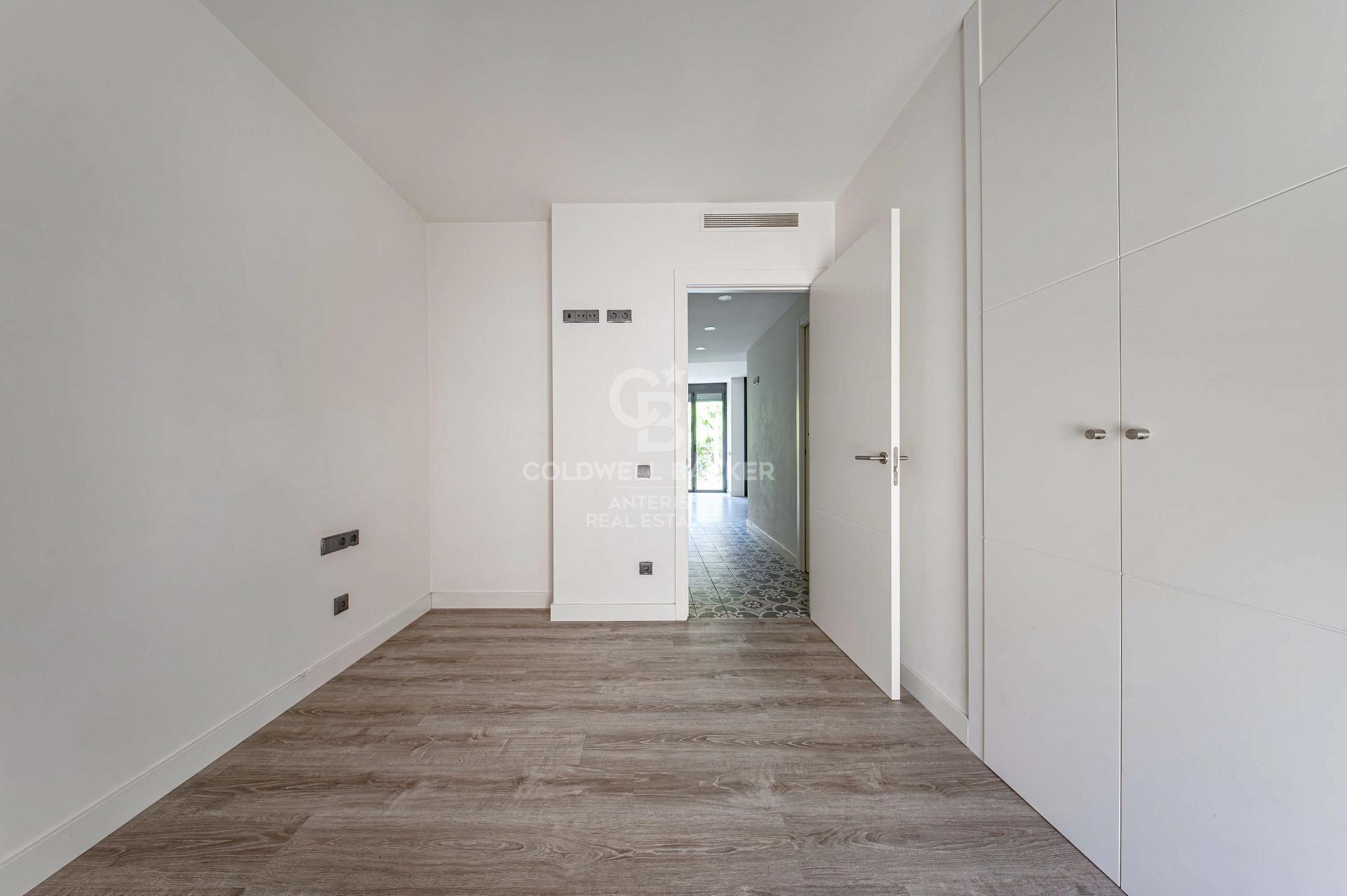 Apartment for sale in Vila de Gràcia located in a building constructed in 2018.