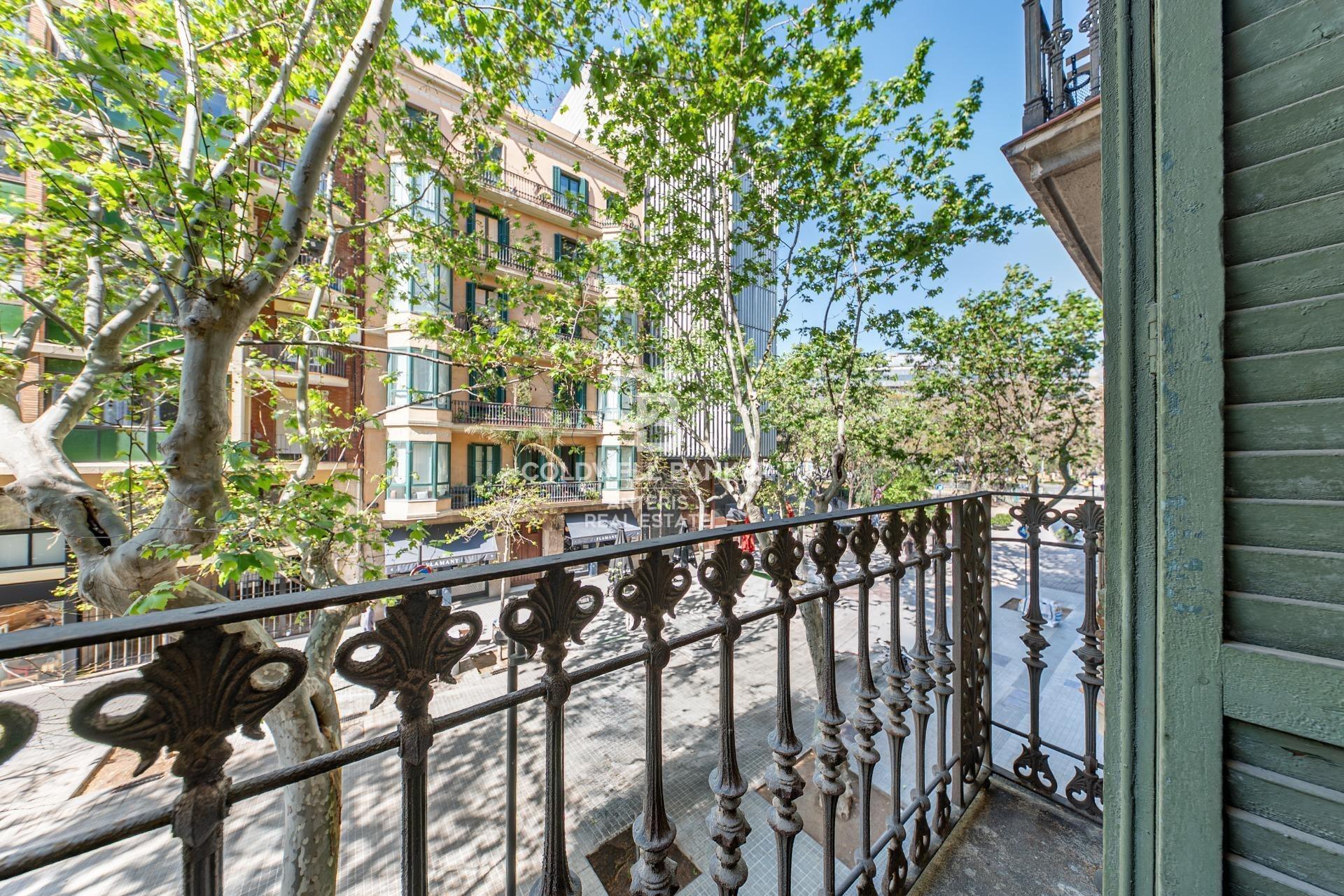 Exclusive apartment on Enric Granados – furnished and decorated with exquisite taste