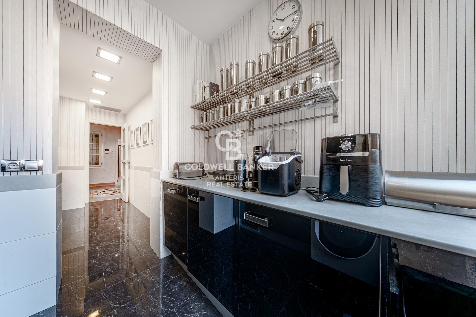 Exclusive apartment on Enric Granados – furnished and decorated with exquisite taste