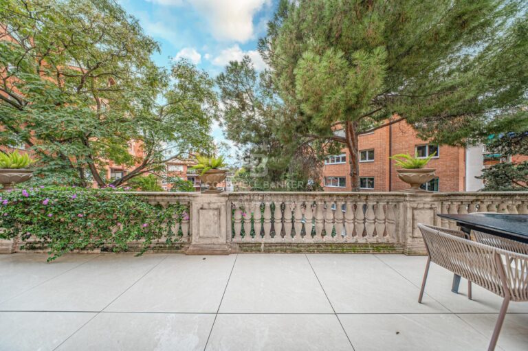 Piso en venta con terraza en el corazón de Les Tres Torres, con parking en finca y servicio de conserjería