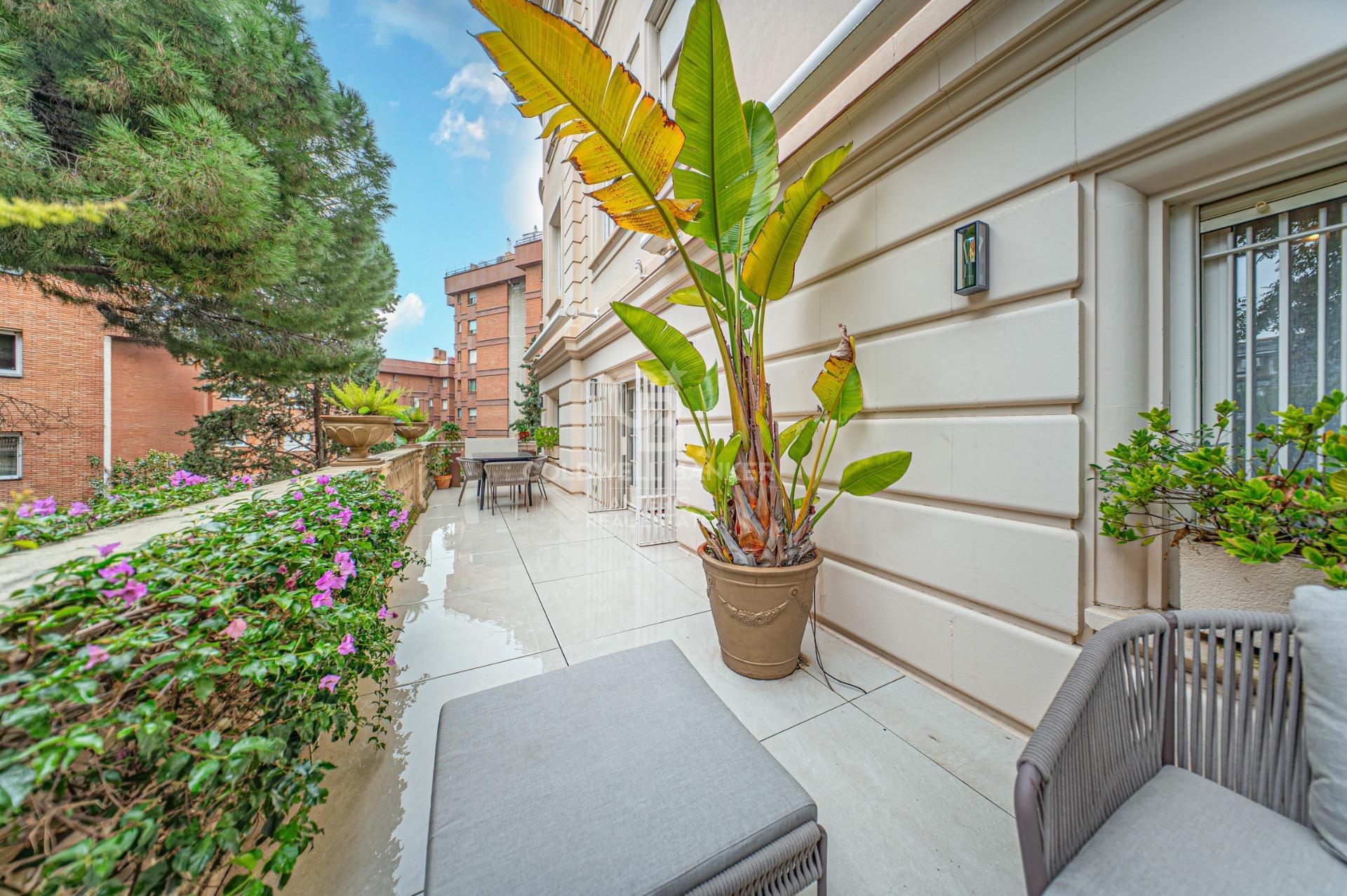 Piso en venta con terraza en el corazón de Les Tres Torres, con parking en finca y servicio de conserjería