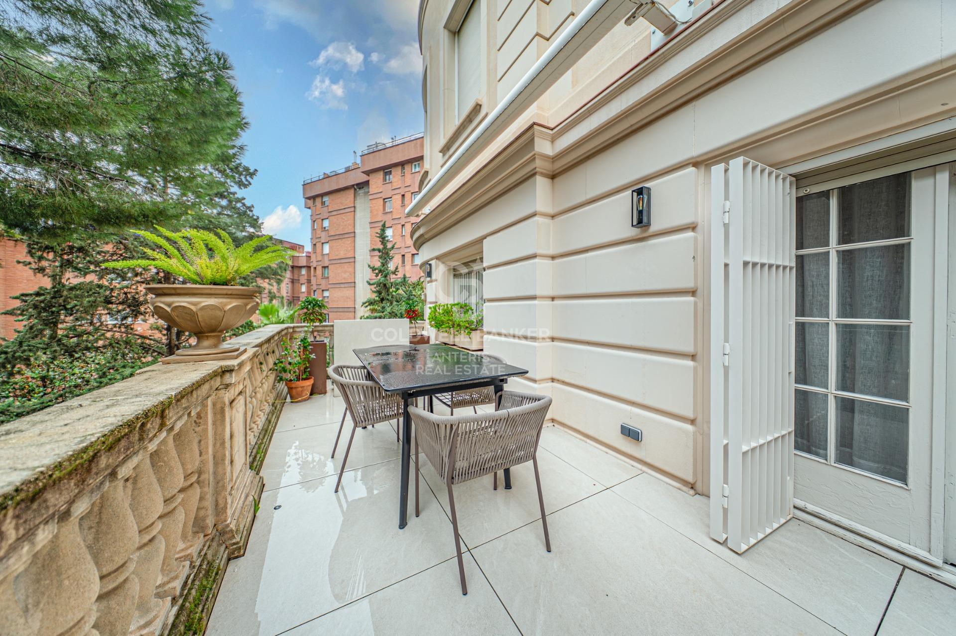 Piso en venta con terraza en el corazón de Les Tres Torres, con parking en finca y servicio de conserjería