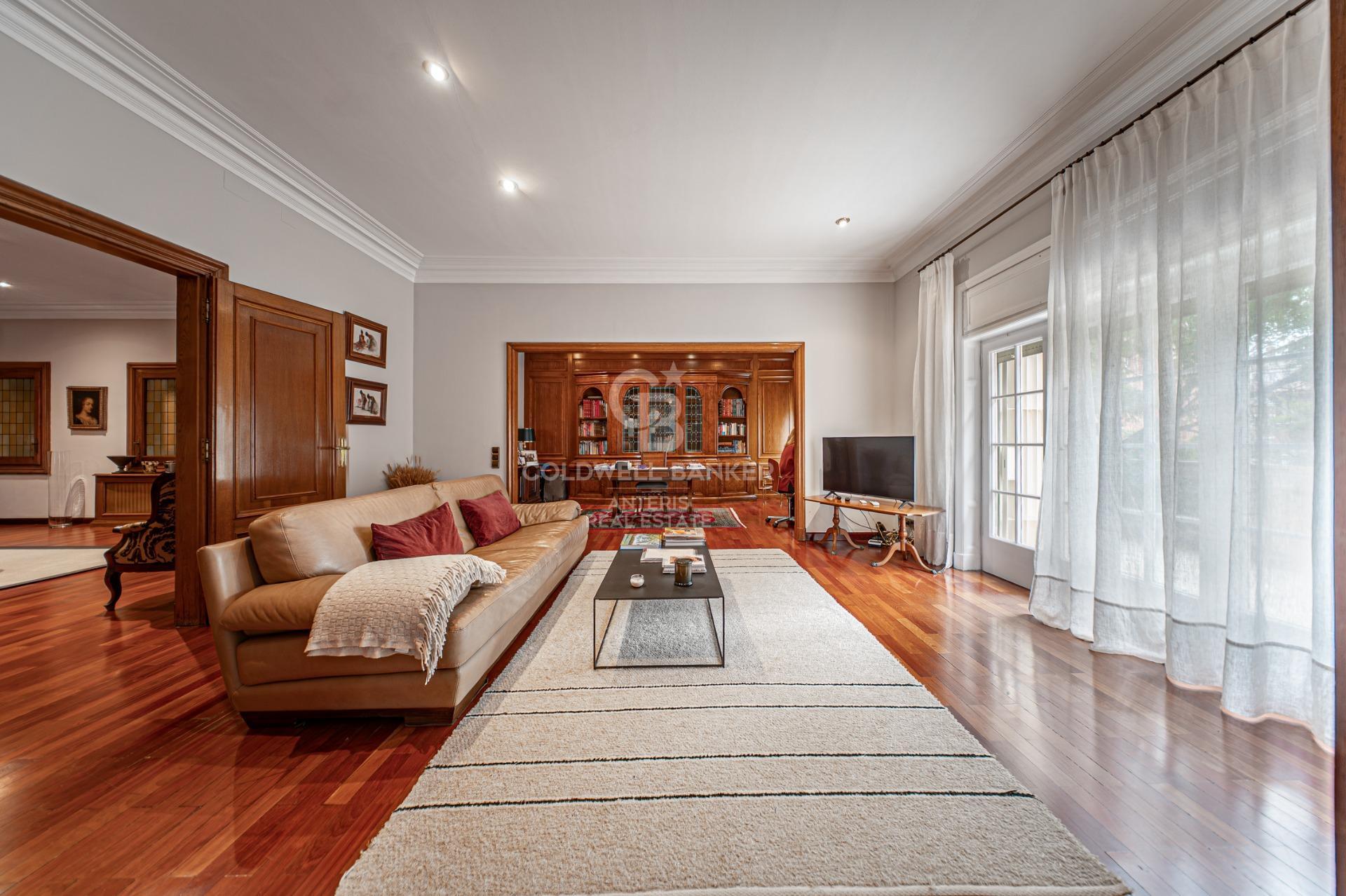 Piso en venta con terraza en el corazón de Les Tres Torres, con parking en finca y servicio de conserjería