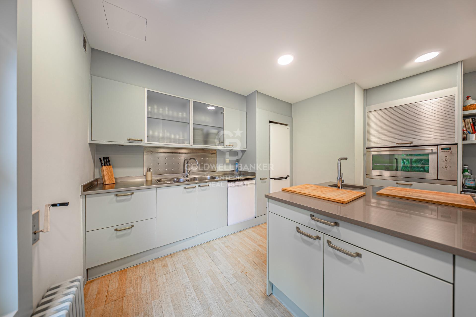 Piso en venta con terraza en el corazón de Les Tres Torres, con parking en finca y servicio de conserjería