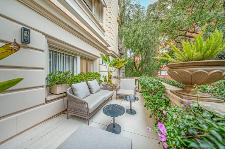 Piso en venta con terraza en el corazón de Les Tres Torres, con parking en finca y servicio de conserjería
