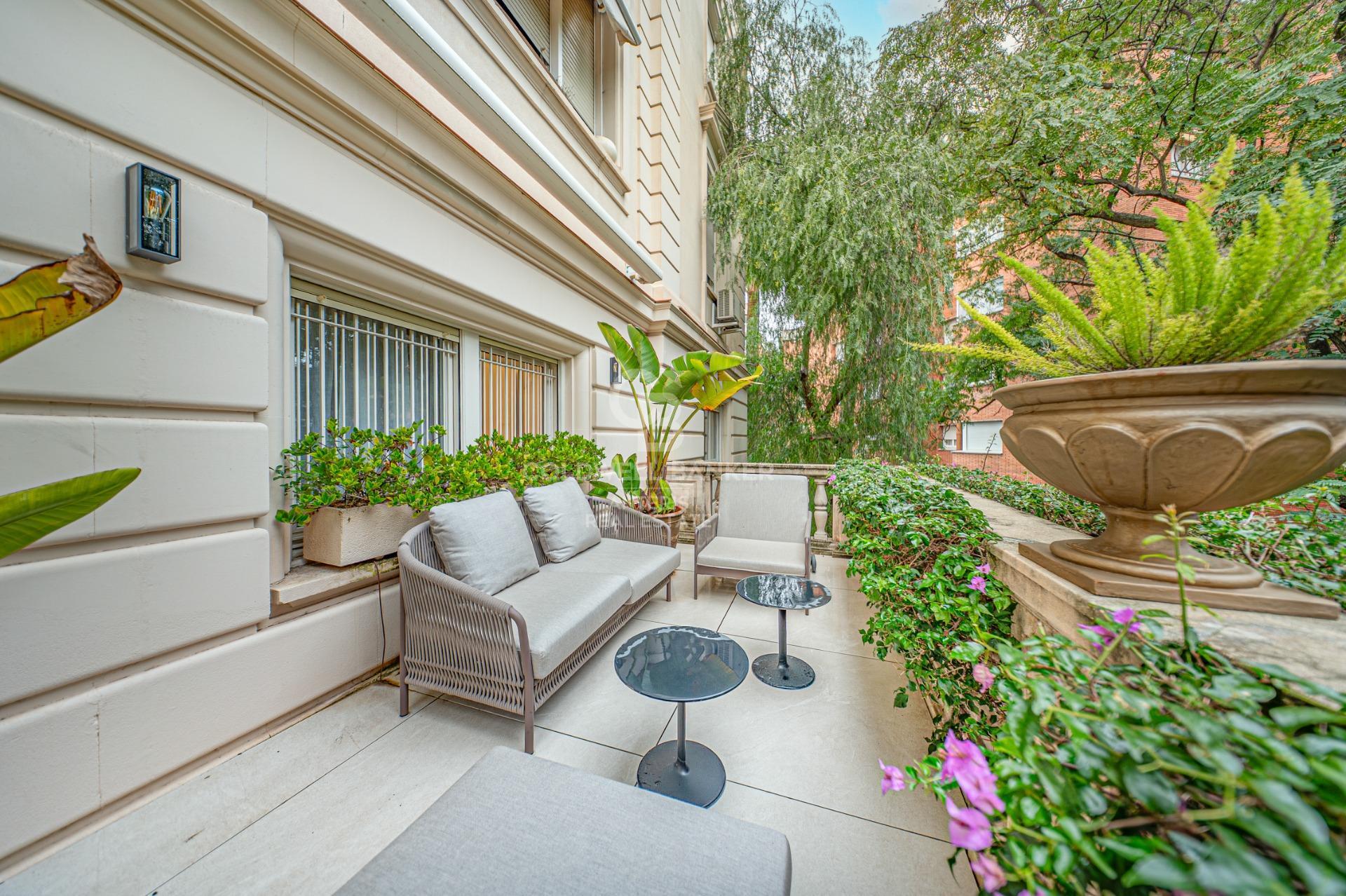 Piso en venta con terraza en el corazón de Les Tres Torres, con parking en finca y servicio de conserjería