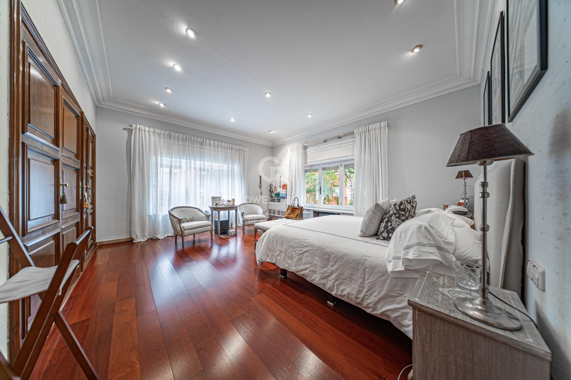 Piso en venta con terraza en el corazón de Les Tres Torres, con parking en finca y servicio de conserjería