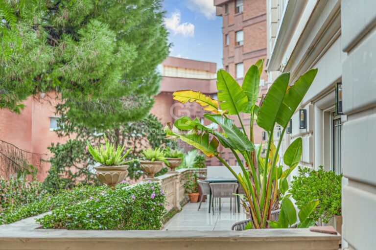 Piso en venta con terraza en el corazón de Les Tres Torres, con parking en finca y servicio de conserjería