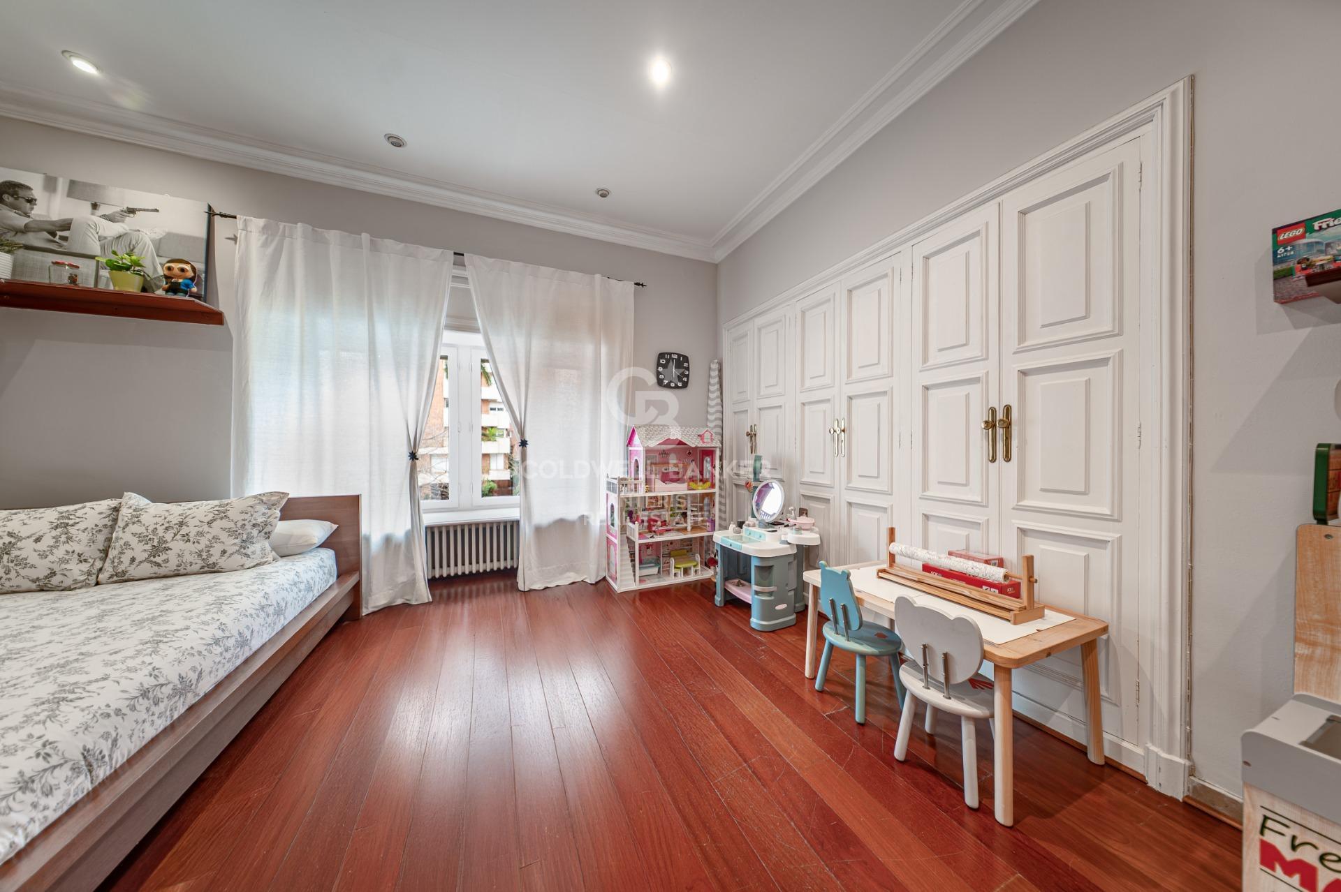 Piso en venta con terraza en el corazón de Les Tres Torres, con parking en finca y servicio de conserjería