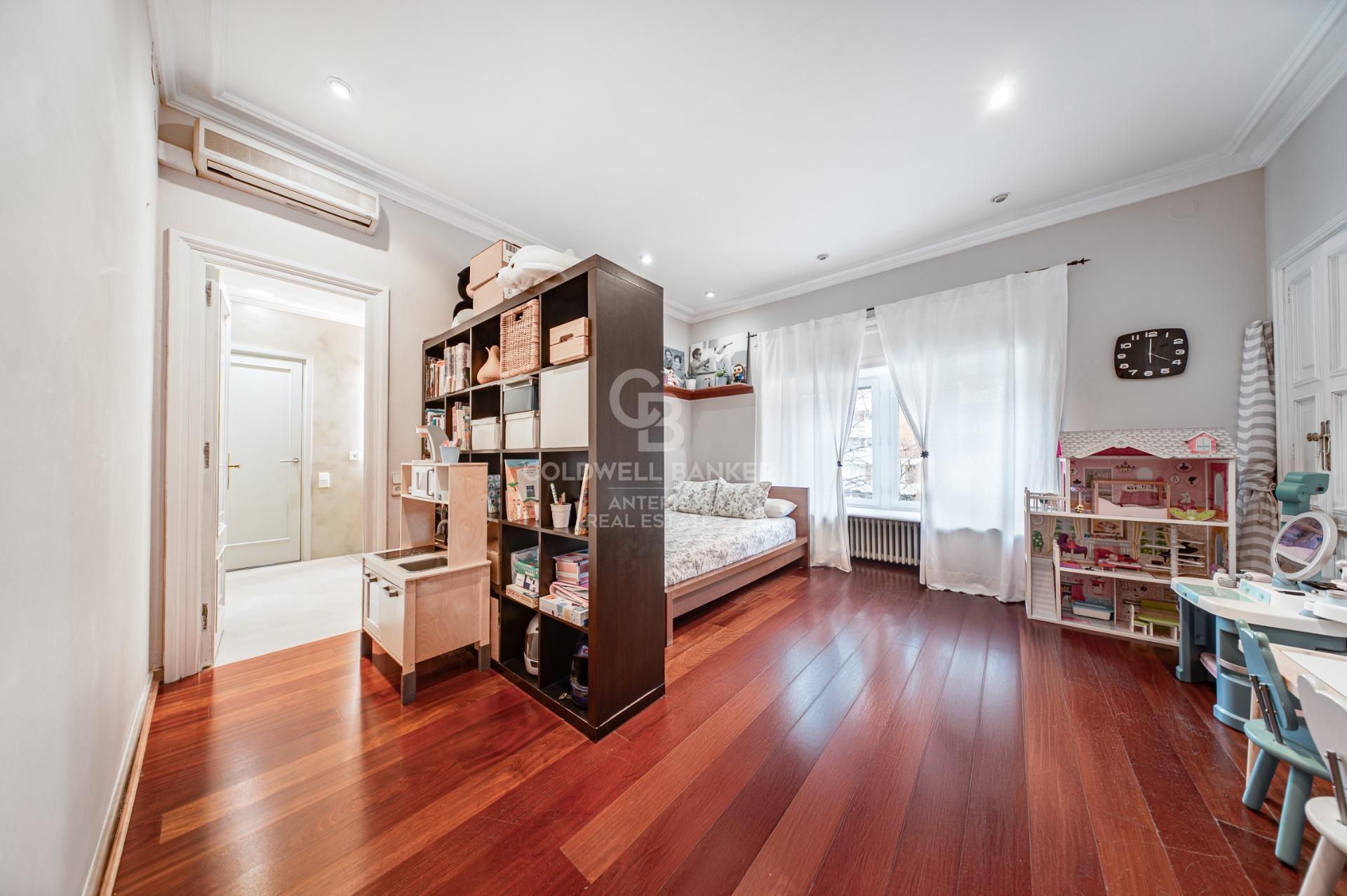 Piso en venta con terraza en el corazón de Les Tres Torres, con parking en finca y servicio de conserjería
