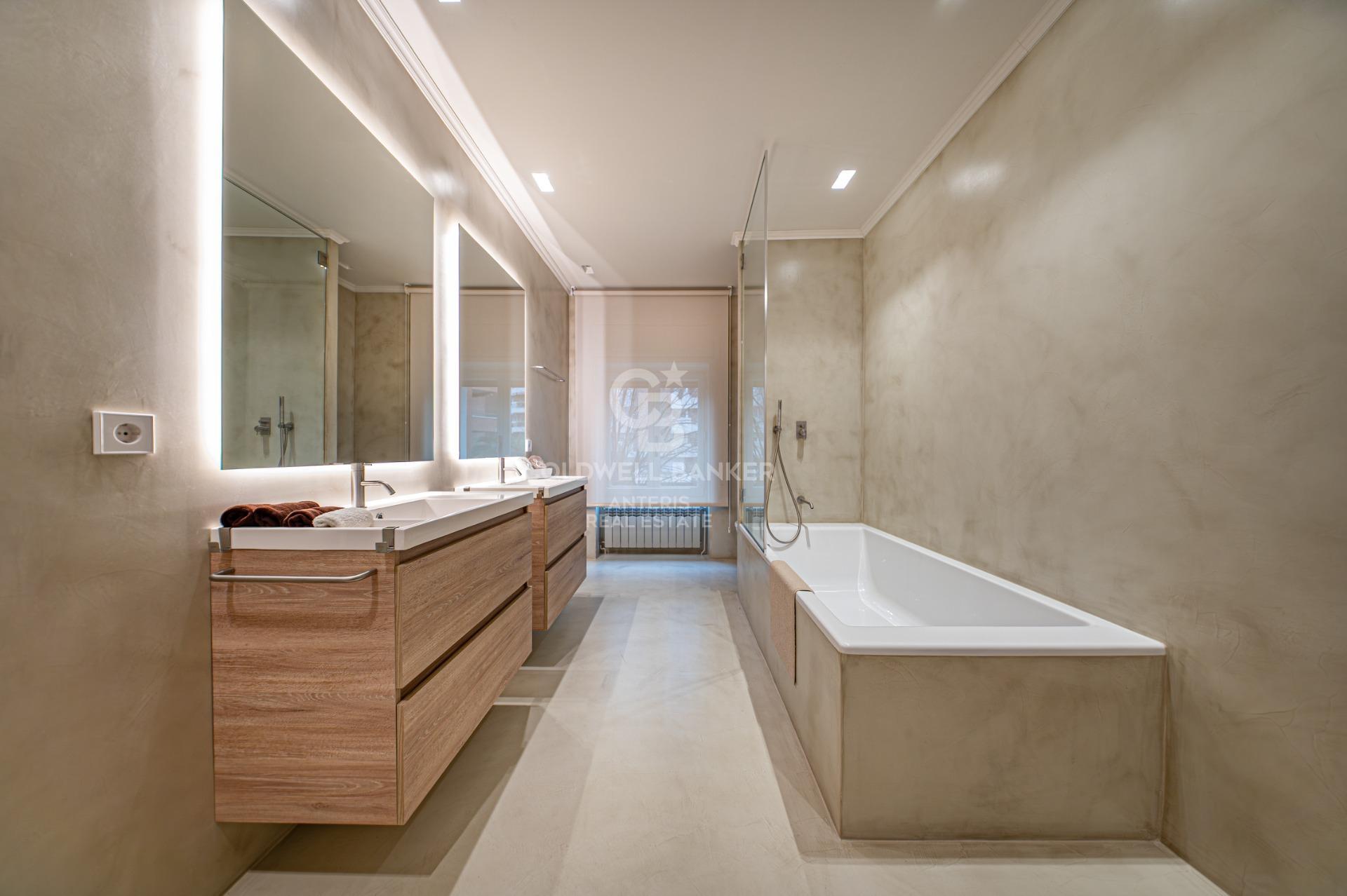 Piso en venta con terraza en el corazón de Les Tres Torres, con parking en finca y servicio de conserjería