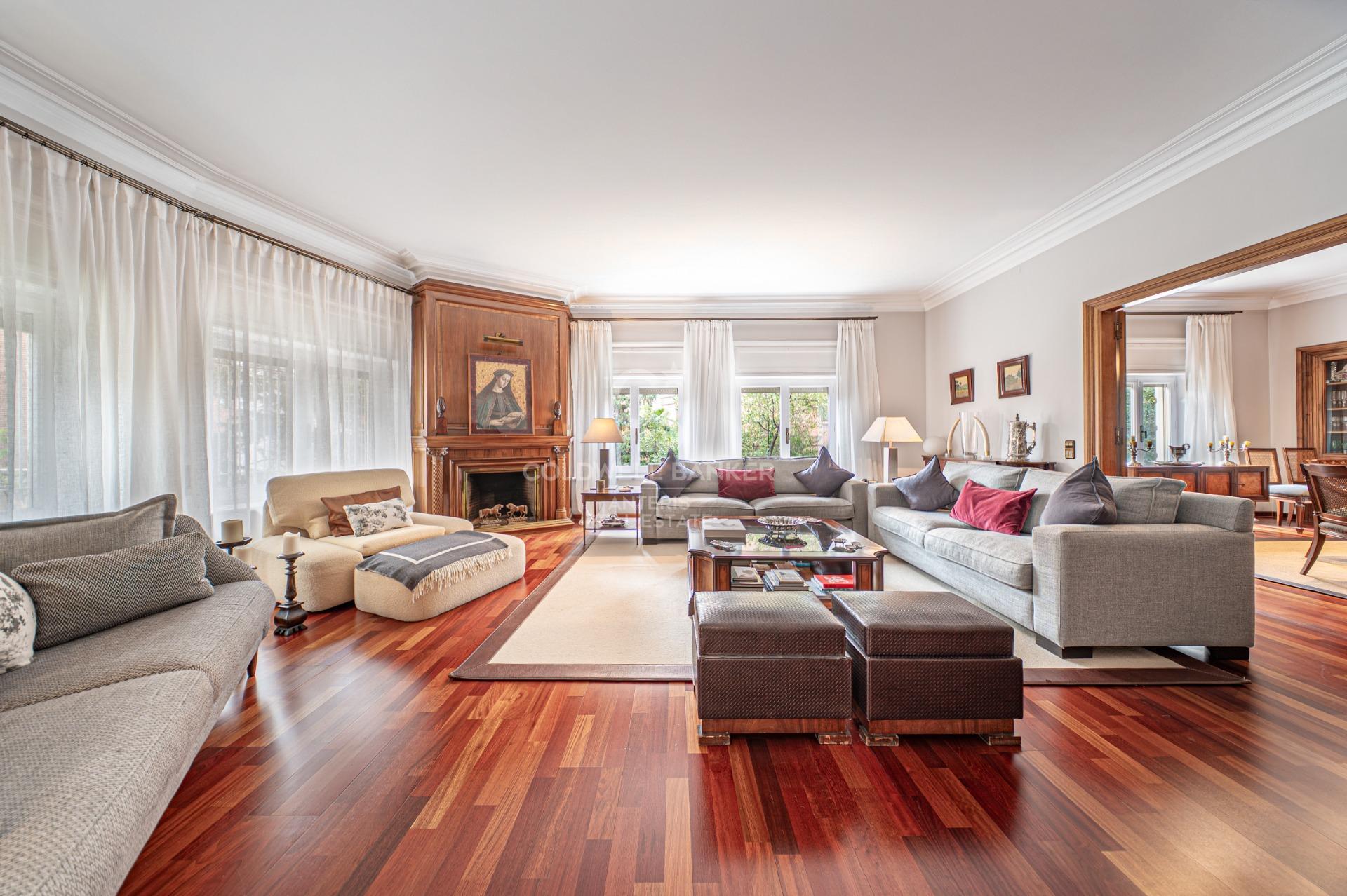 Piso en venta con terraza en el corazón de Les Tres Torres, con parking en finca y servicio de conserjería