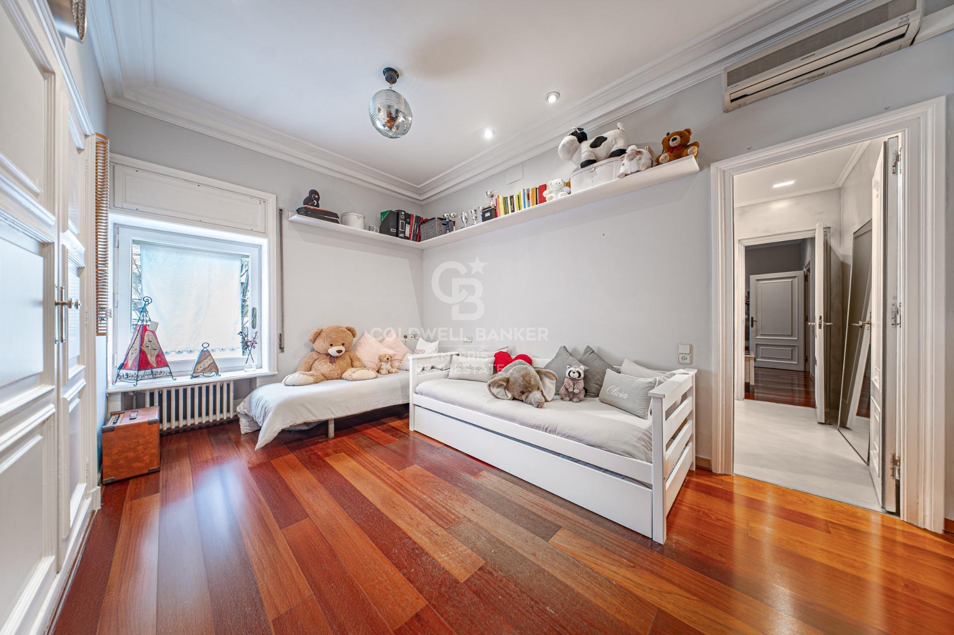Piso en venta con terraza en el corazón de Les Tres Torres, con parking en finca y servicio de conserjería