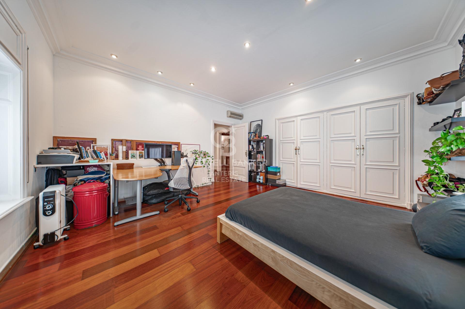 Piso en venta con terraza en el corazón de Les Tres Torres, con parking en finca y servicio de conserjería