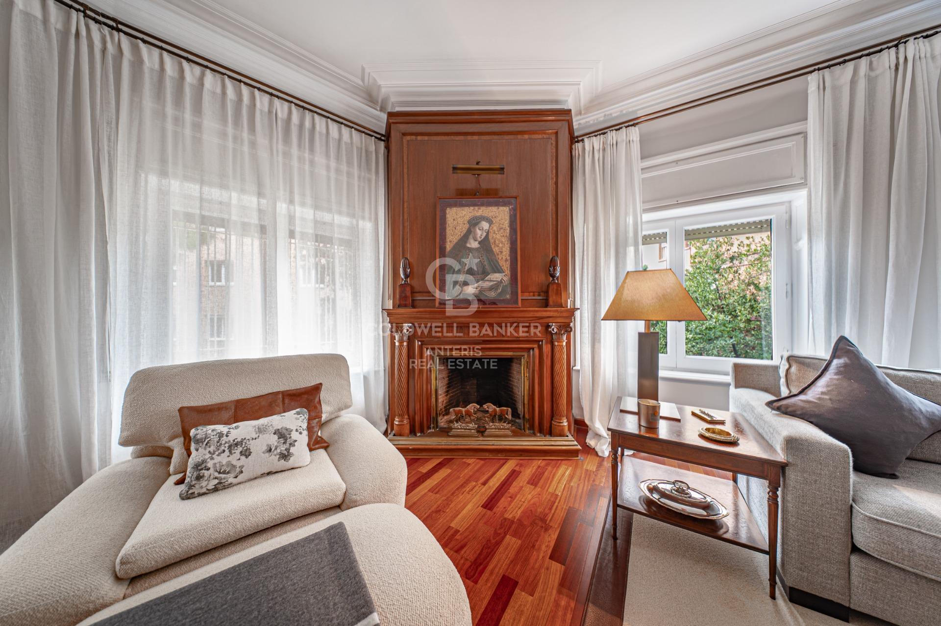 Piso en venta con terraza en el corazón de Les Tres Torres, con parking en finca y servicio de conserjería