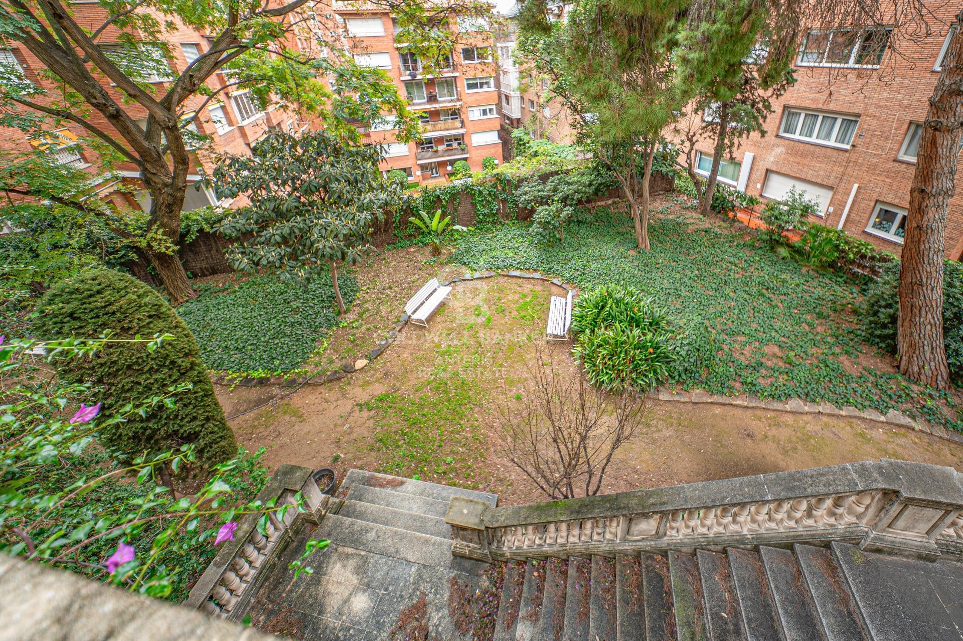 Piso en venta con terraza en el corazón de Les Tres Torres, con parking en finca y servicio de conserjería