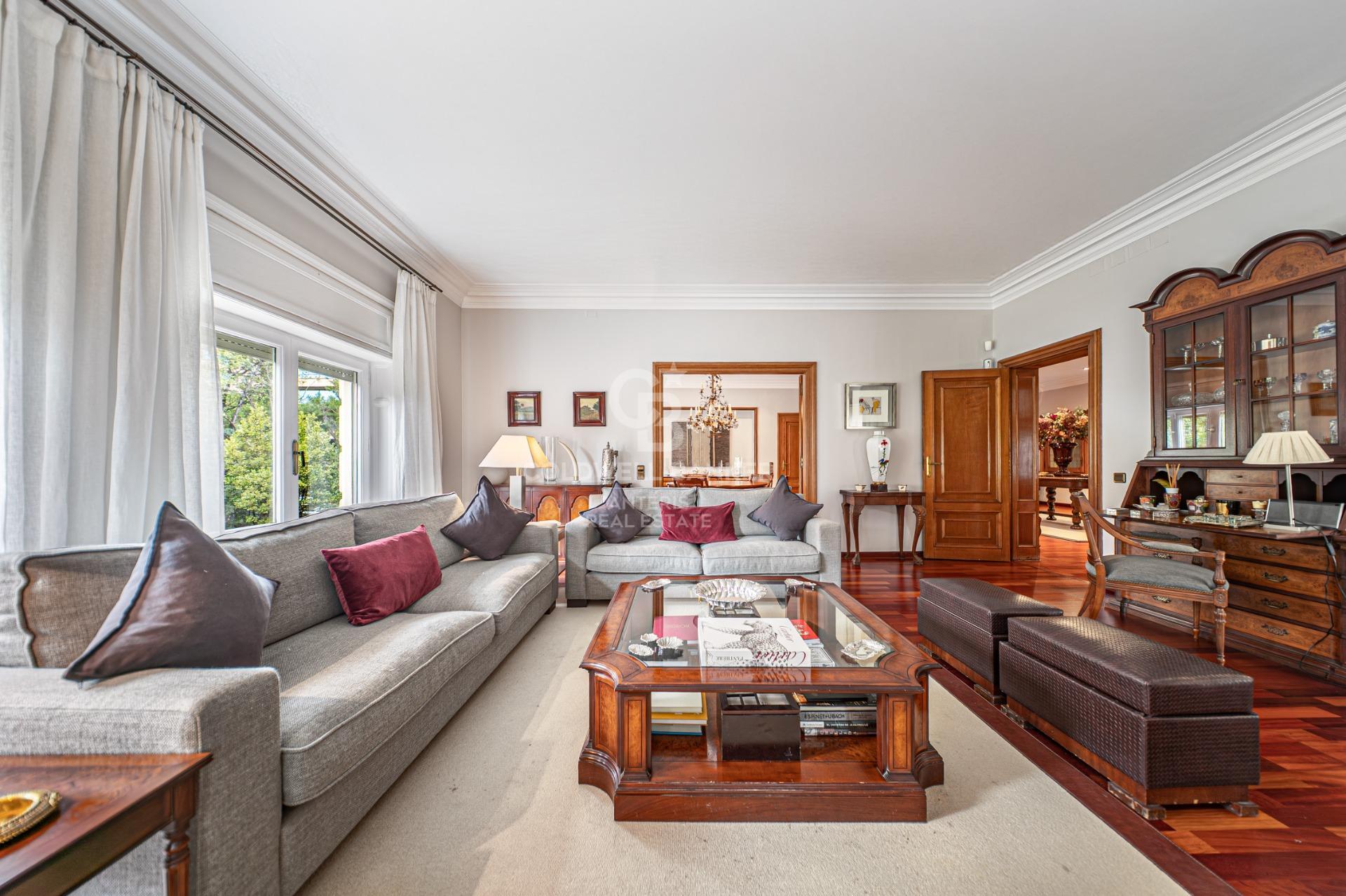 Piso en venta con terraza en el corazón de Les Tres Torres, con parking en finca y servicio de conserjería