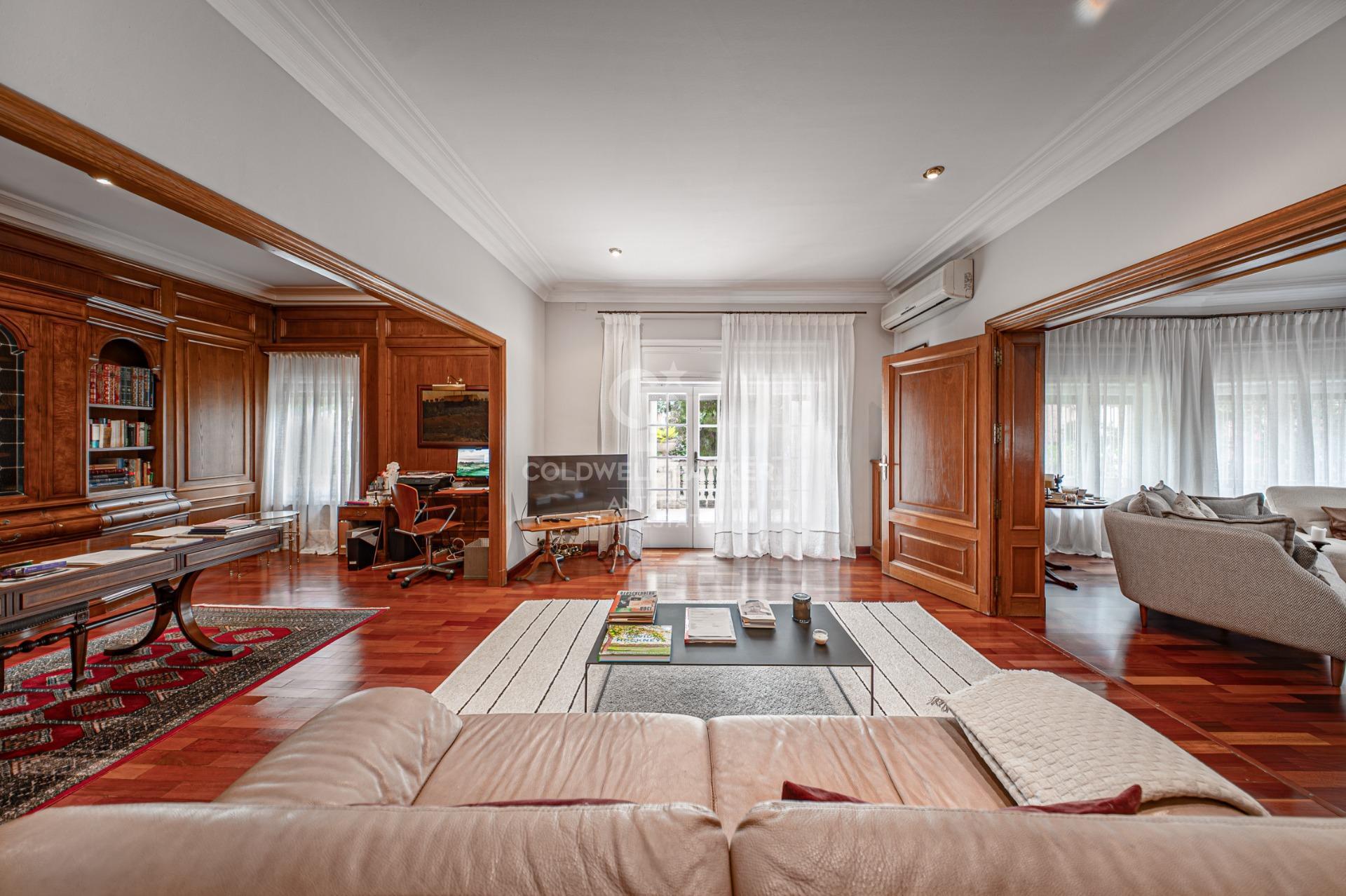 Piso en venta con terraza en el corazón de Les Tres Torres, con parking en finca y servicio de conserjería