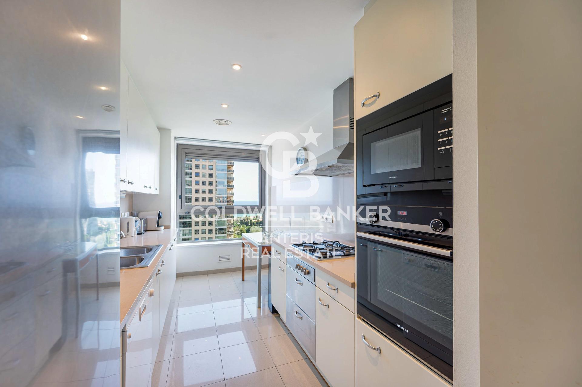 LUJO: Espectacular vivienda en planta 14 con vistas al mar, en Diagonal Mar