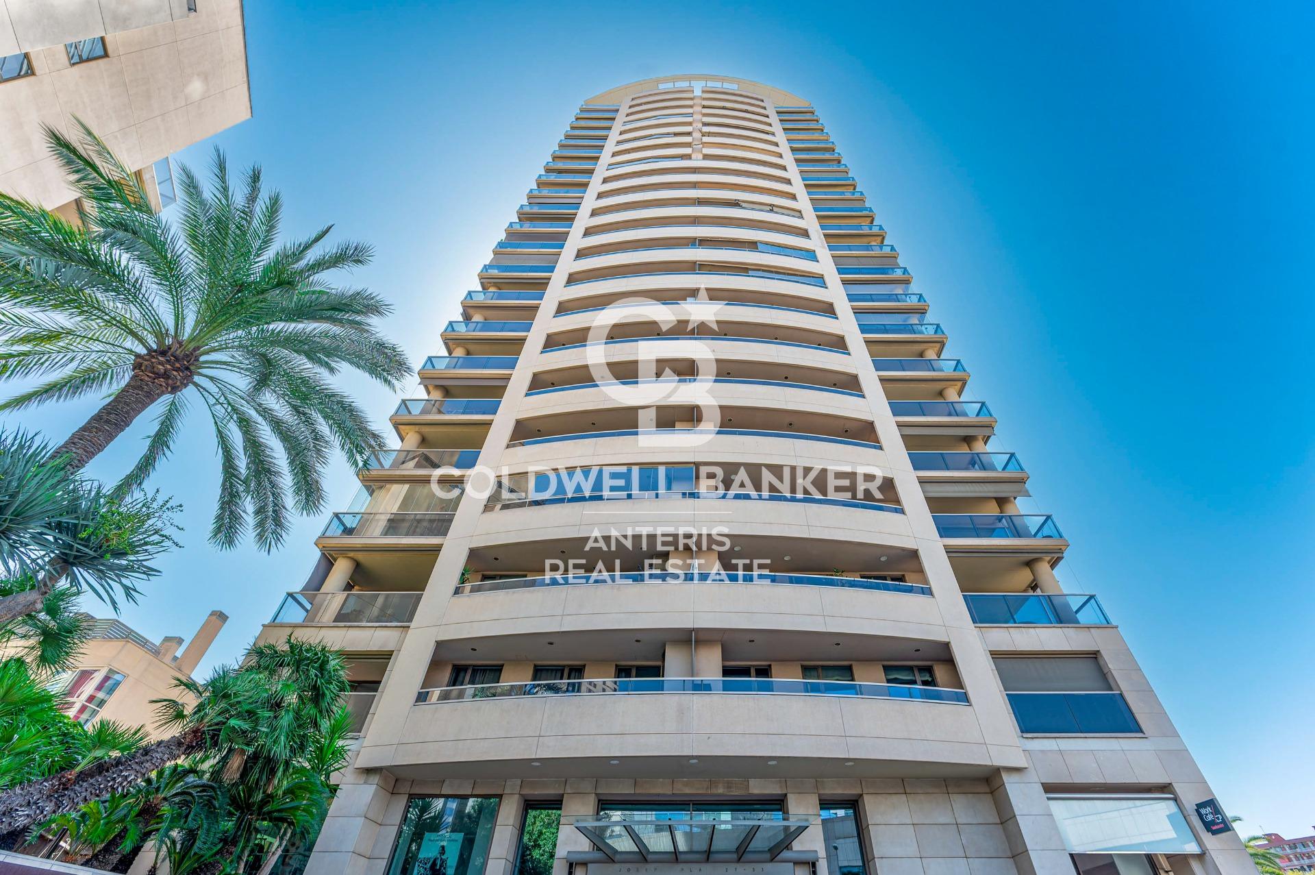 LUJO: Espectacular vivienda en planta 14 con vistas al mar, en Diagonal Mar