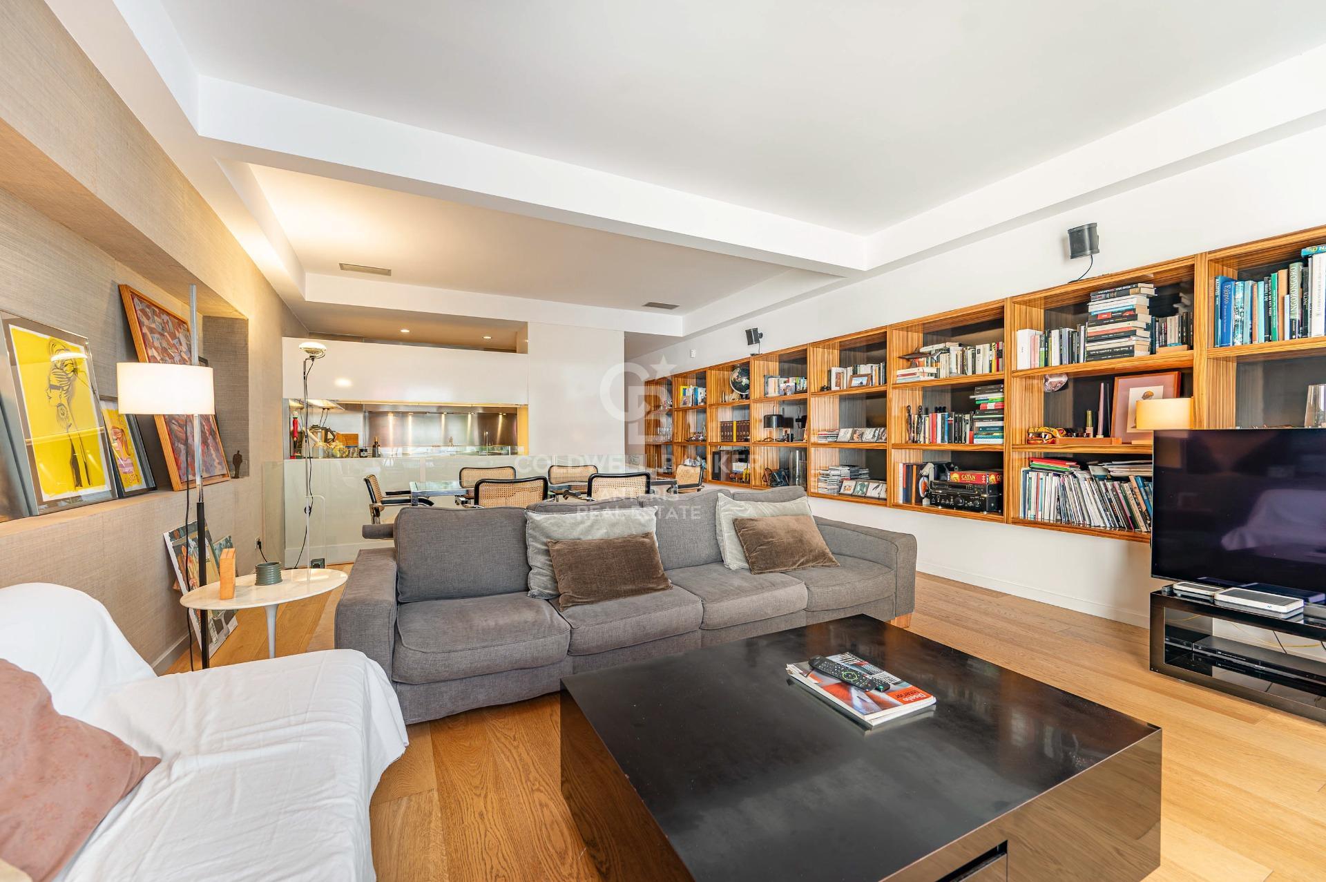 Luminoso duplex de 176m2  construidos, con terraza de 32m2, en Vila de Gracia.