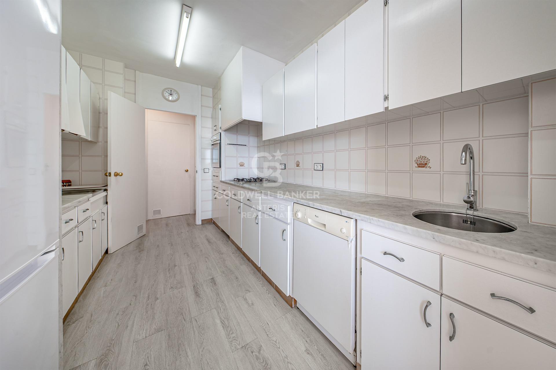 Seafront apartment with terrace and open sea views in Lloret de Mar, with the option to purchase a parking space
