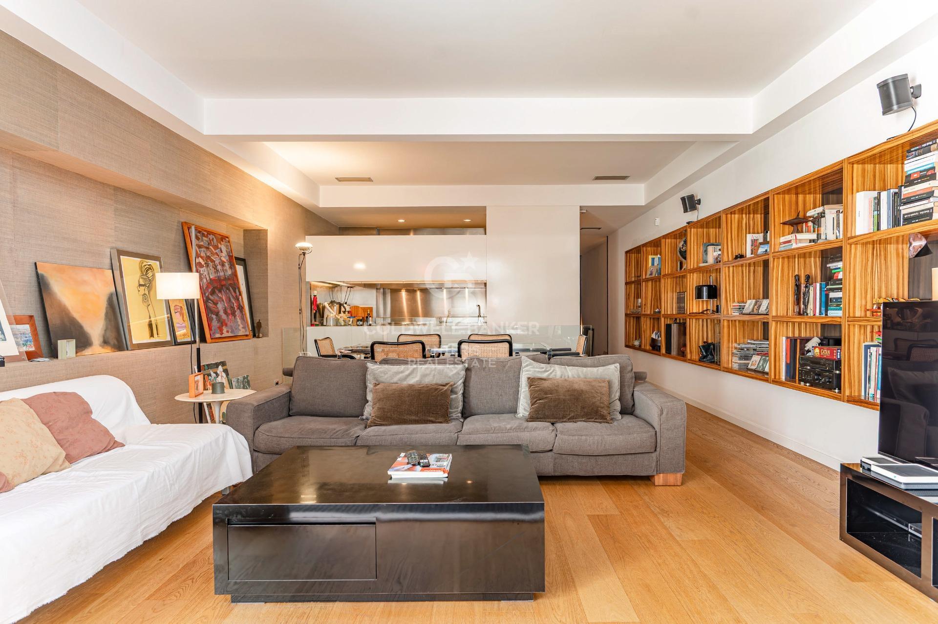 Luminoso duplex de 176m2  construidos, con terraza de 32m2, en Vila de Gracia.