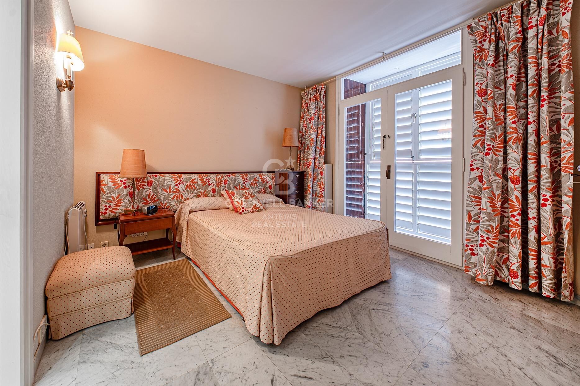 Seafront apartment with terrace and open sea views in Lloret de Mar, with the option to purchase a parking space