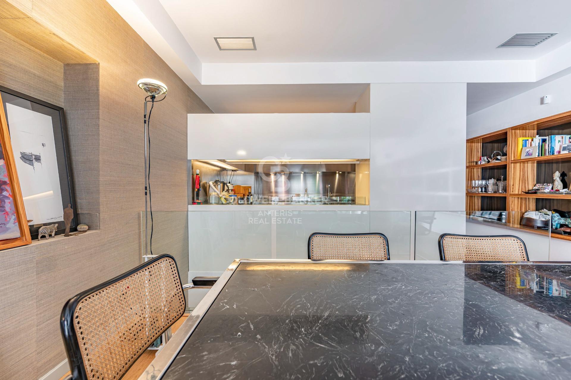 Luminoso duplex de 176m2  construidos, con terraza de 32m2, en Vila de Gracia.