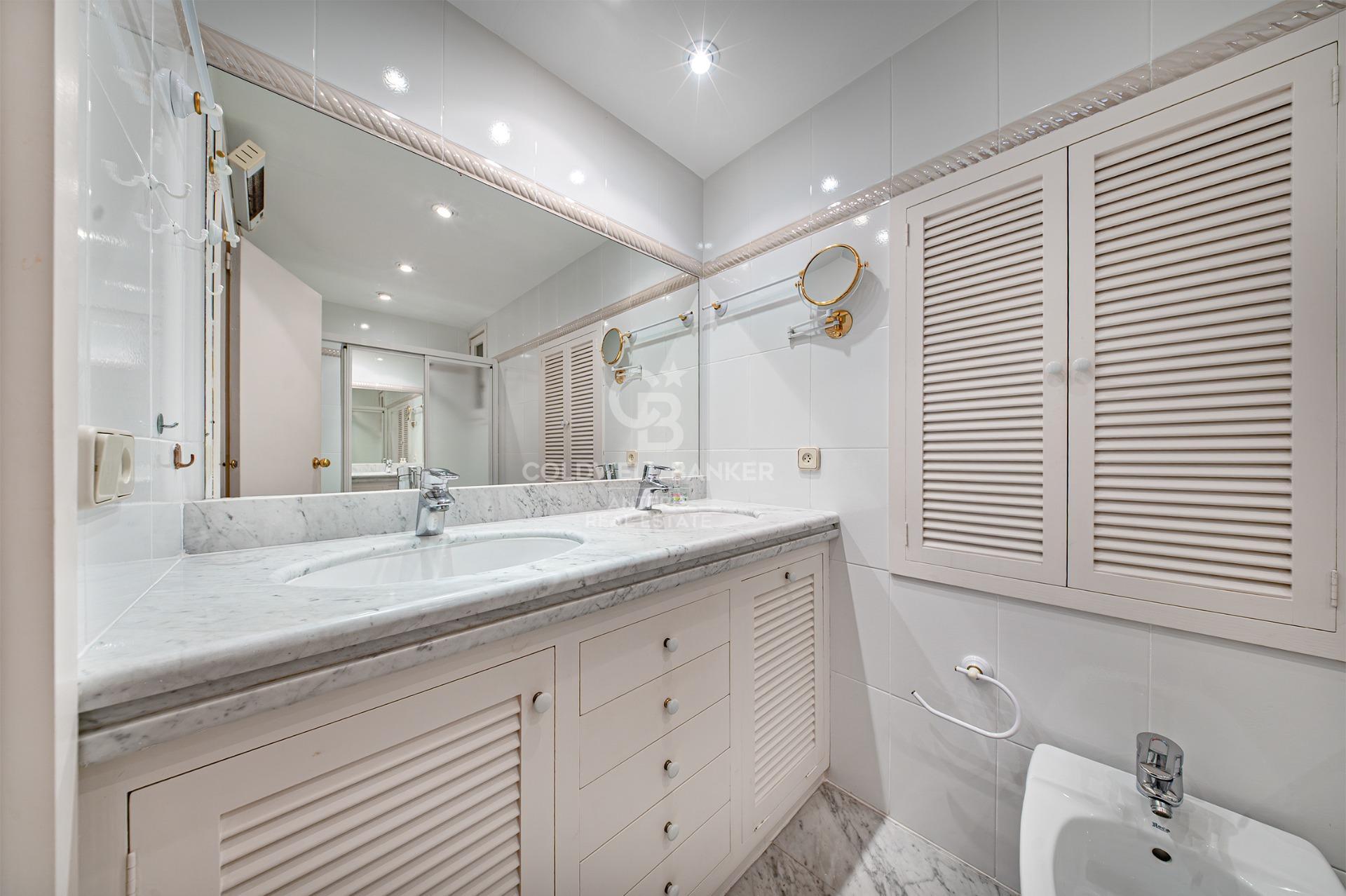 Seafront apartment with terrace and open sea views in Lloret de Mar, with the option to purchase a parking space