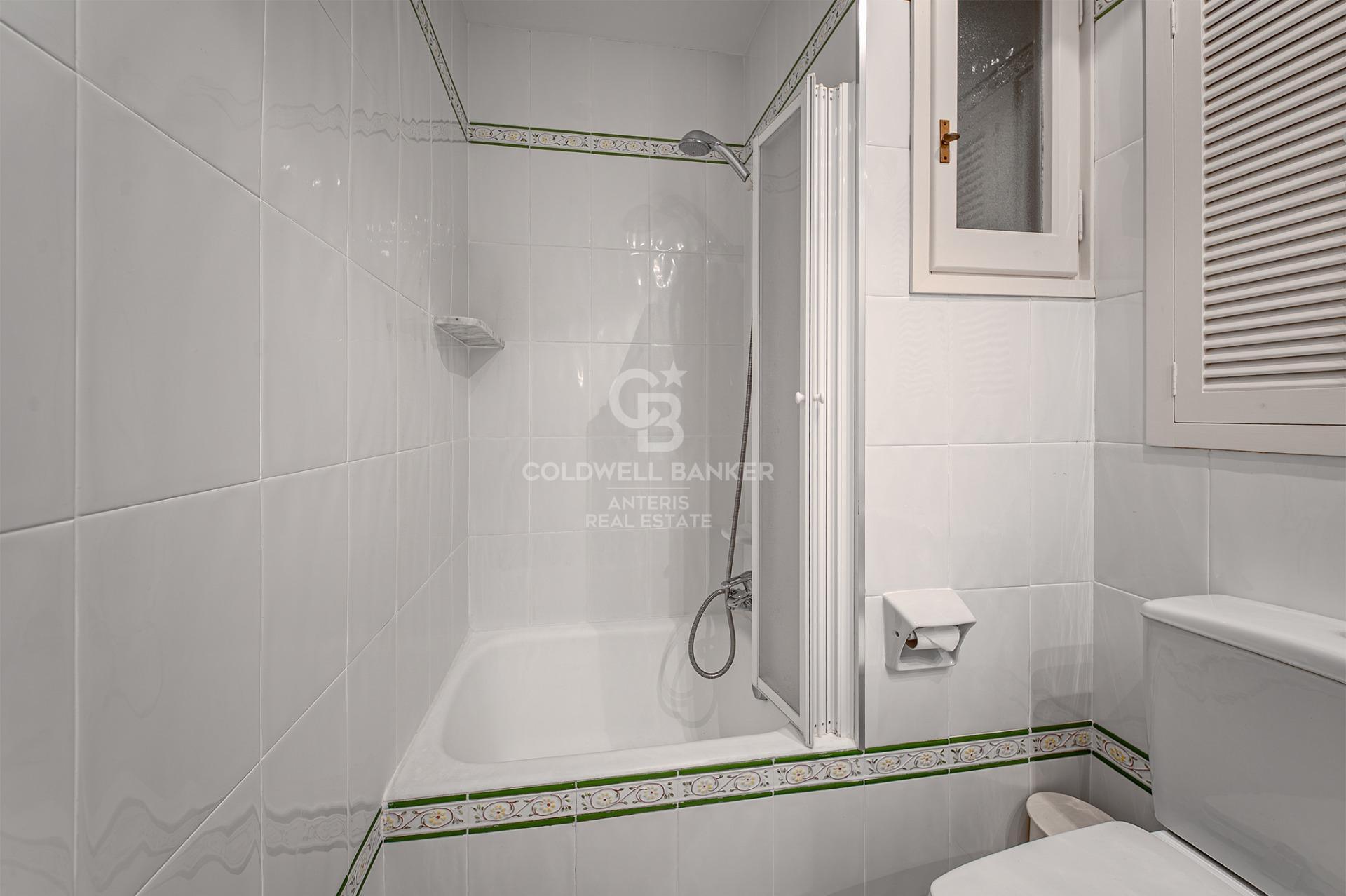 Seafront apartment with terrace and open sea views in Lloret de Mar, with the option to purchase a parking space