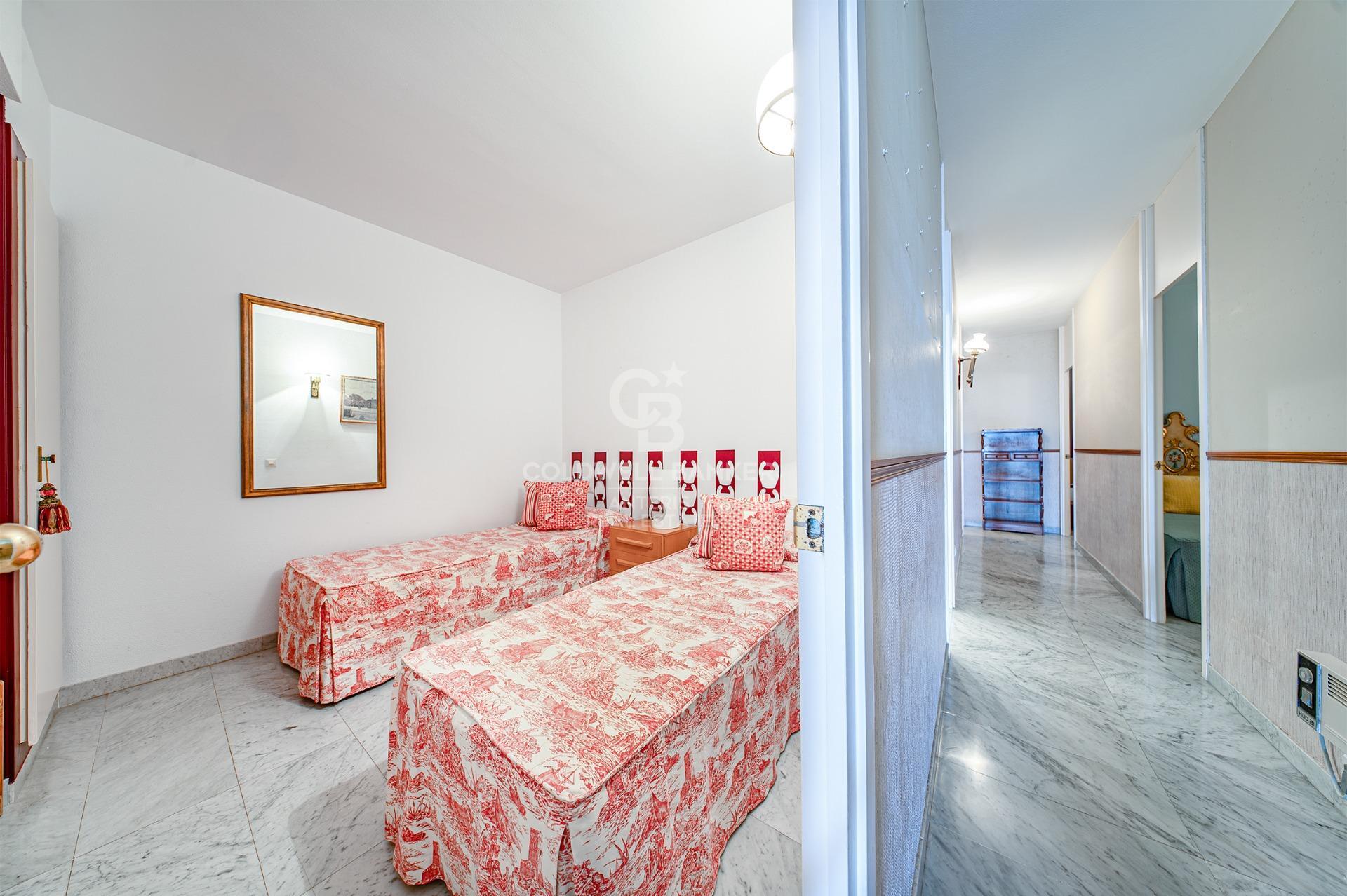 Seafront apartment with terrace and open sea views in Lloret de Mar, with the option to purchase a parking space
