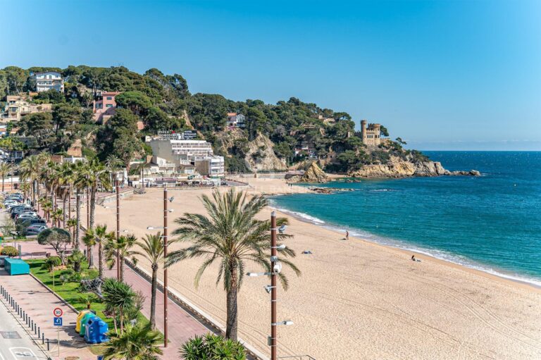 Piso en primera línea de mar con vistas despejadas en Lloret de Mar, con posibilidad de adquirir una plaza de aparcamiento