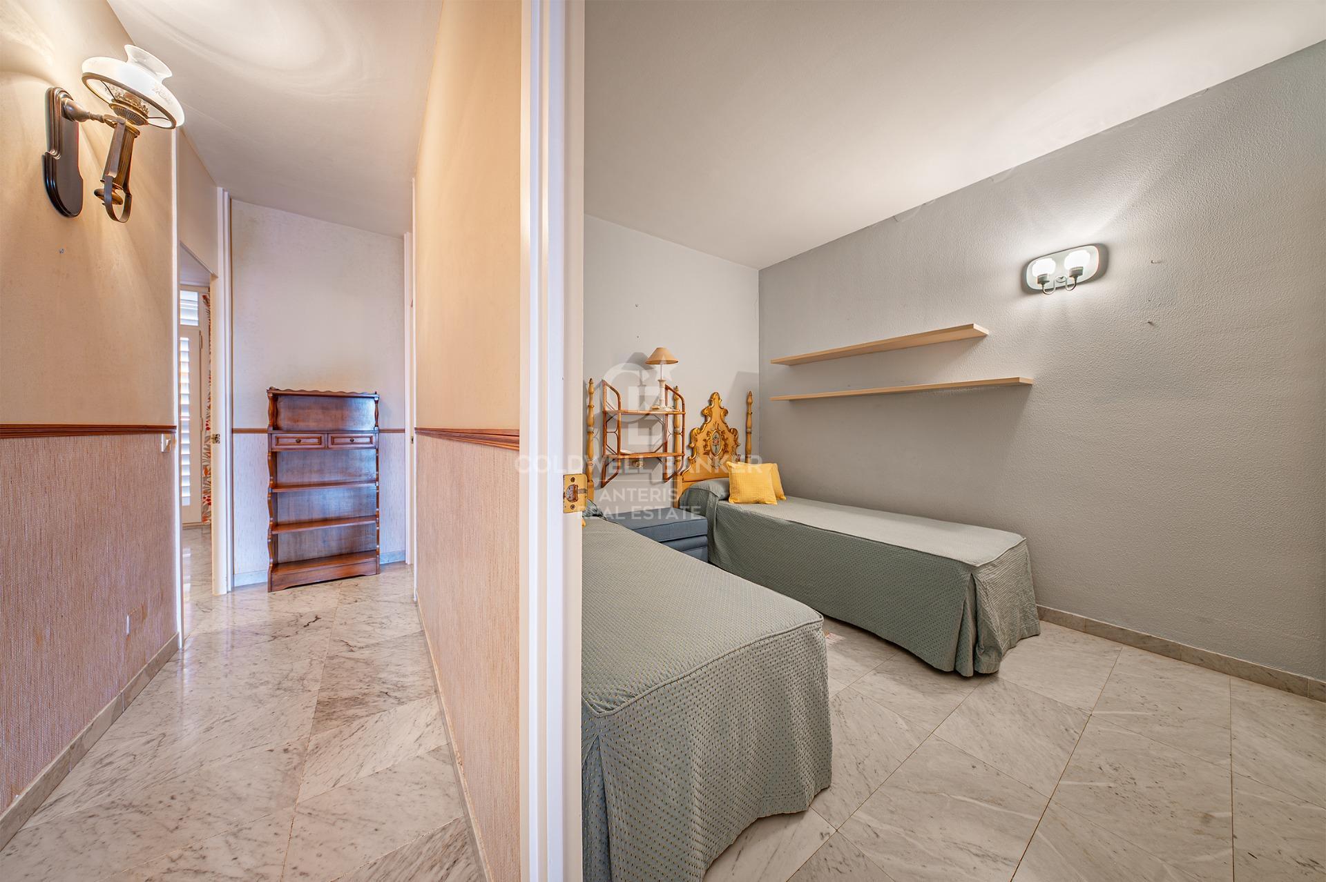 Seafront apartment with terrace and open sea views in Lloret de Mar, with the option to purchase a parking space