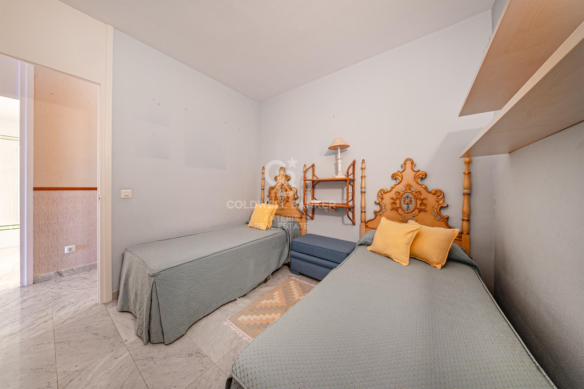 Seafront apartment with terrace and open sea views in Lloret de Mar, with the option to purchase a parking space